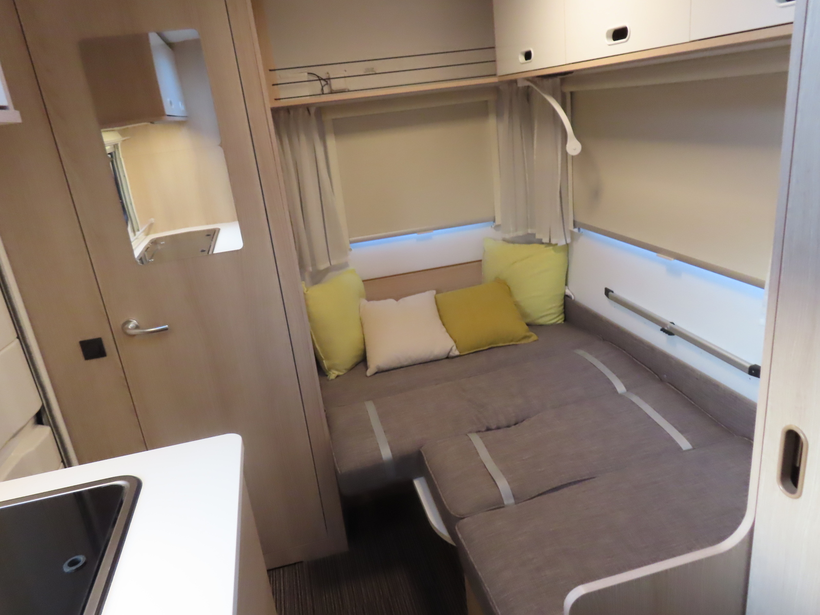 キャンピングカー トレーラー ｱﾄﾞﾘｱｱﾋﾞﾊﾞ400PS 家庭用ｴｱｺﾝ FFﾋｰﾀｰ