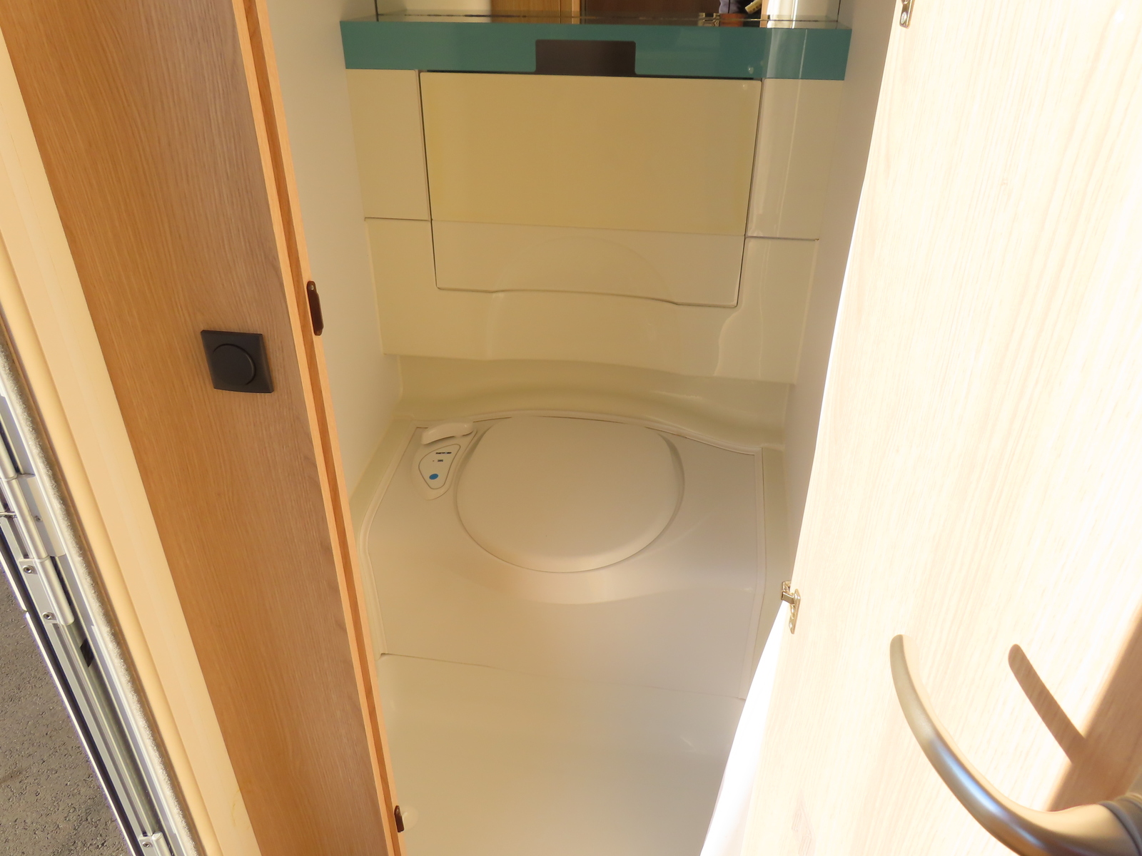 キャンピングカー トレーラー ｱﾄﾞﾘｱｱﾋﾞﾊﾞ400PS 家庭用ｴｱｺﾝ FFﾋｰﾀｰ