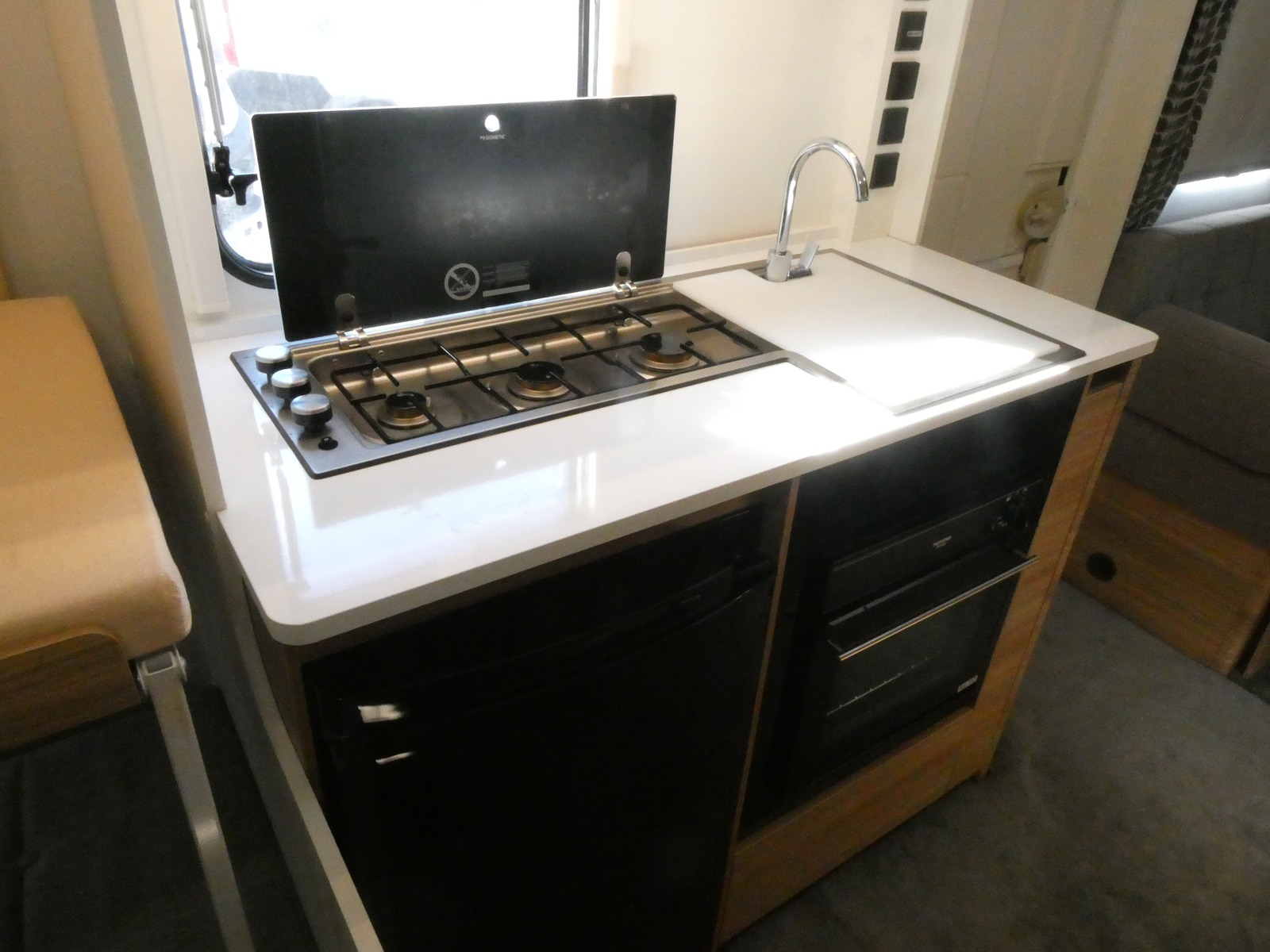 キャンピングカー トレーラー ｱﾄﾞﾘｱ製　ｱﾙﾃｨｱ542DK　家AC　電動ﾑｰﾊﾞｰ　温水