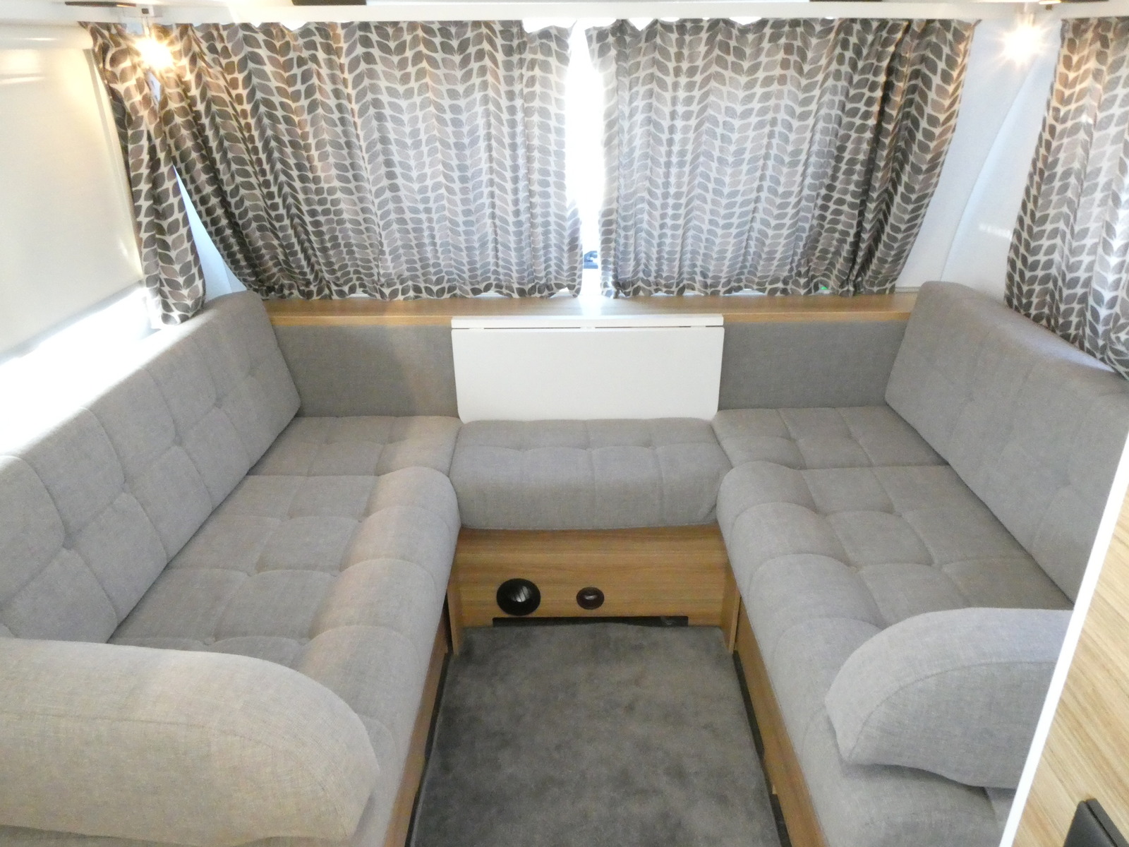 キャンピングカー トレーラー ｱﾄﾞﾘｱ製　ｱﾙﾃｨｱ542DK　家AC　電動ﾑｰﾊﾞｰ　温水