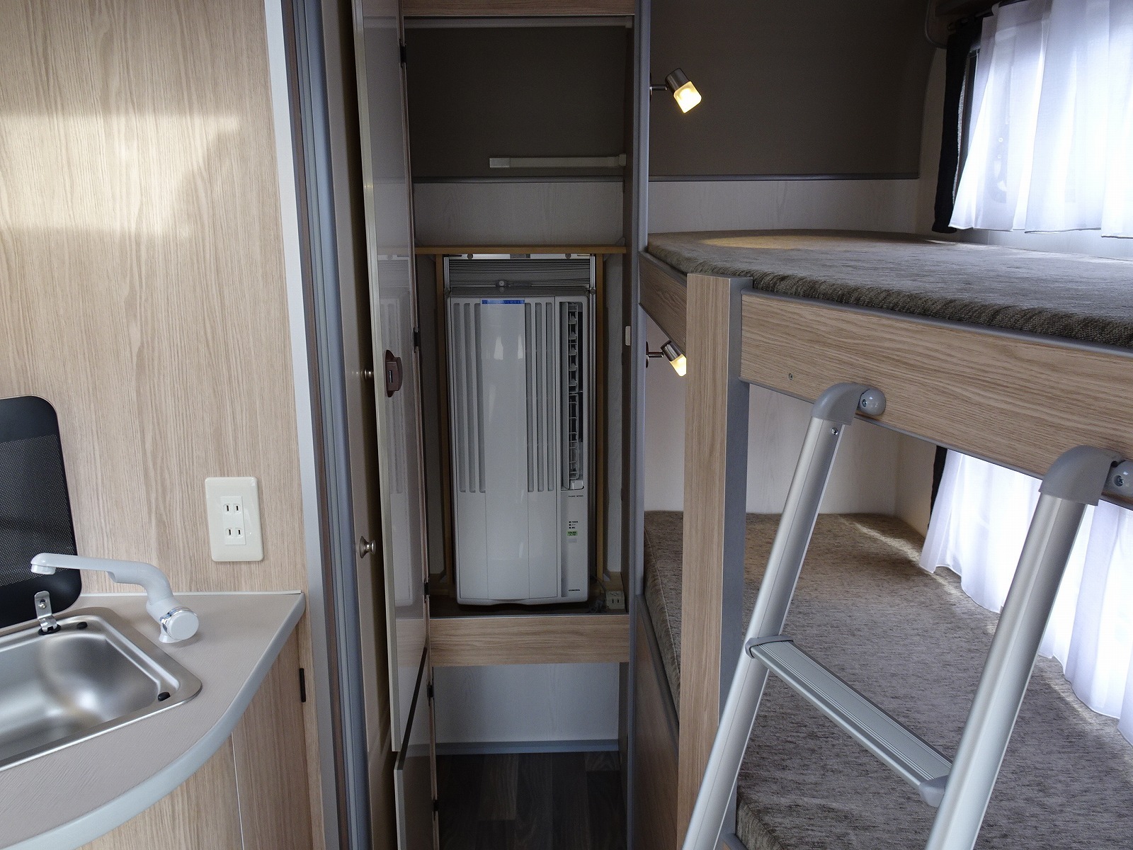 キャンピングカー トレーラー ｴｰｽｷｬﾗﾊﾞﾝ ｴｰｽ330DL FFﾋｰﾀｰ 窓AC