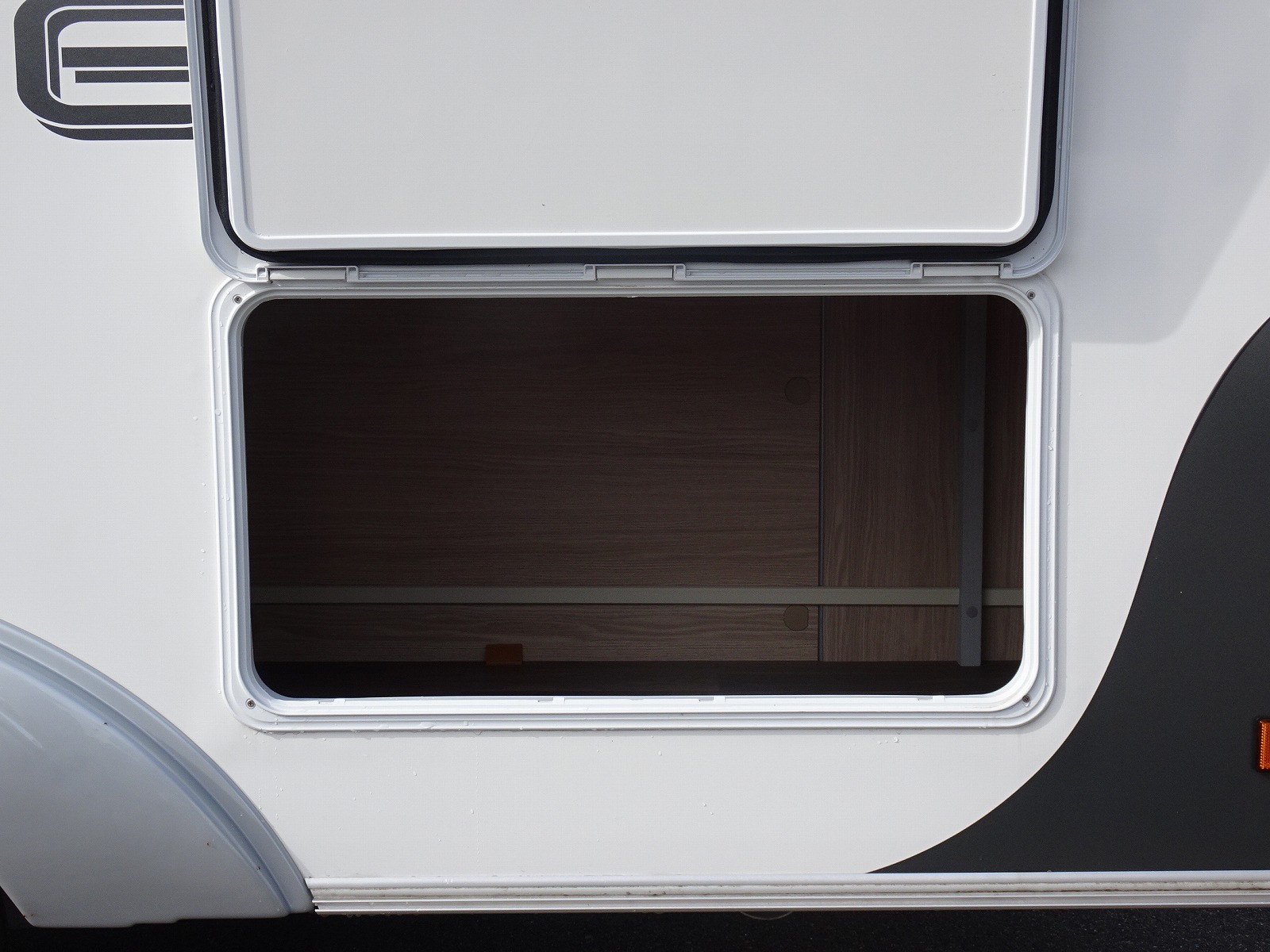 キャンピングカー トレーラー ｴｰｽｷｬﾗﾊﾞﾝ ｴｰｽ330DL FFﾋｰﾀｰ 窓AC