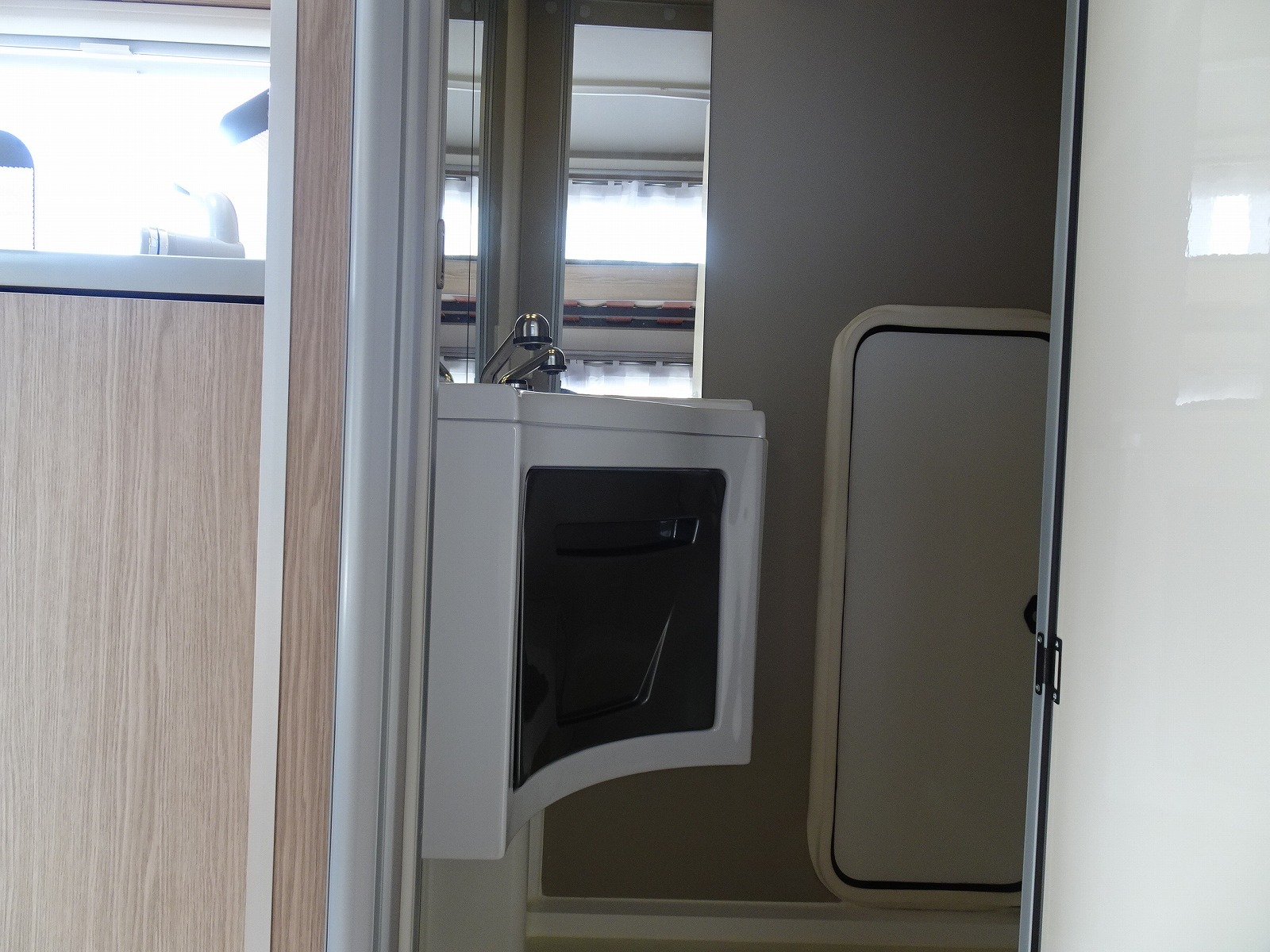 キャンピングカー トレーラー ｴｰｽｷｬﾗﾊﾞﾝ ｴｰｽ330DL FFﾋｰﾀｰ 窓AC