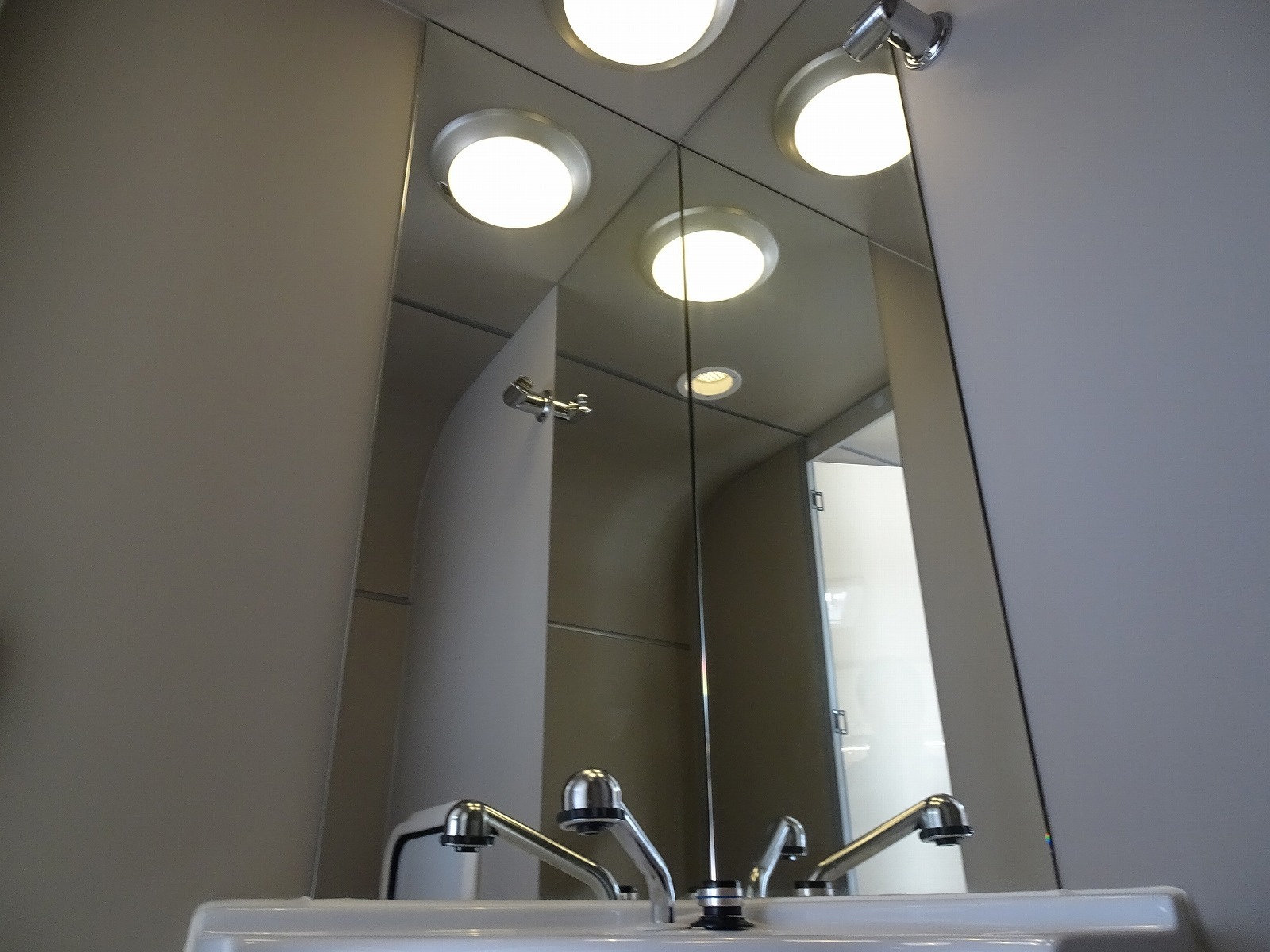 キャンピングカー トレーラー ｴｰｽｷｬﾗﾊﾞﾝ ｴｰｽ330DL FFﾋｰﾀｰ 窓AC