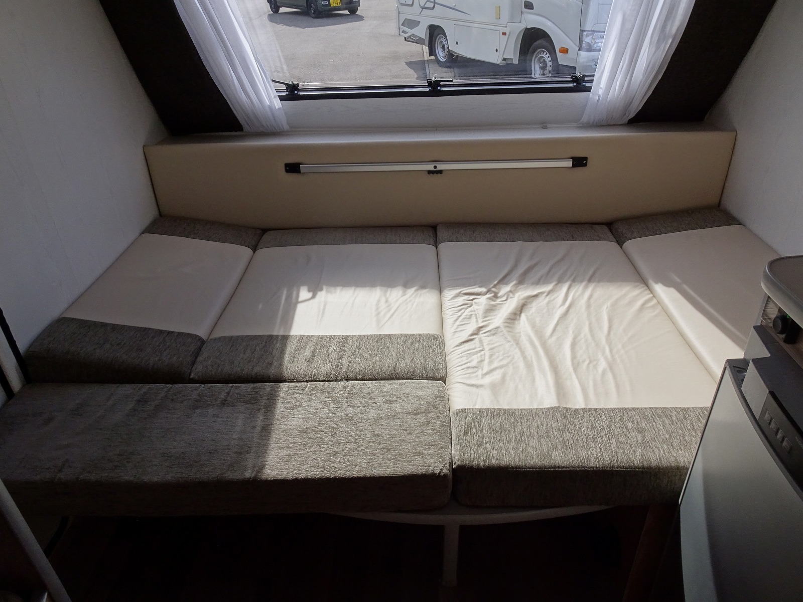 キャンピングカー トレーラー ｴｰｽｷｬﾗﾊﾞﾝ ｴｰｽ330DL FFﾋｰﾀｰ 窓AC