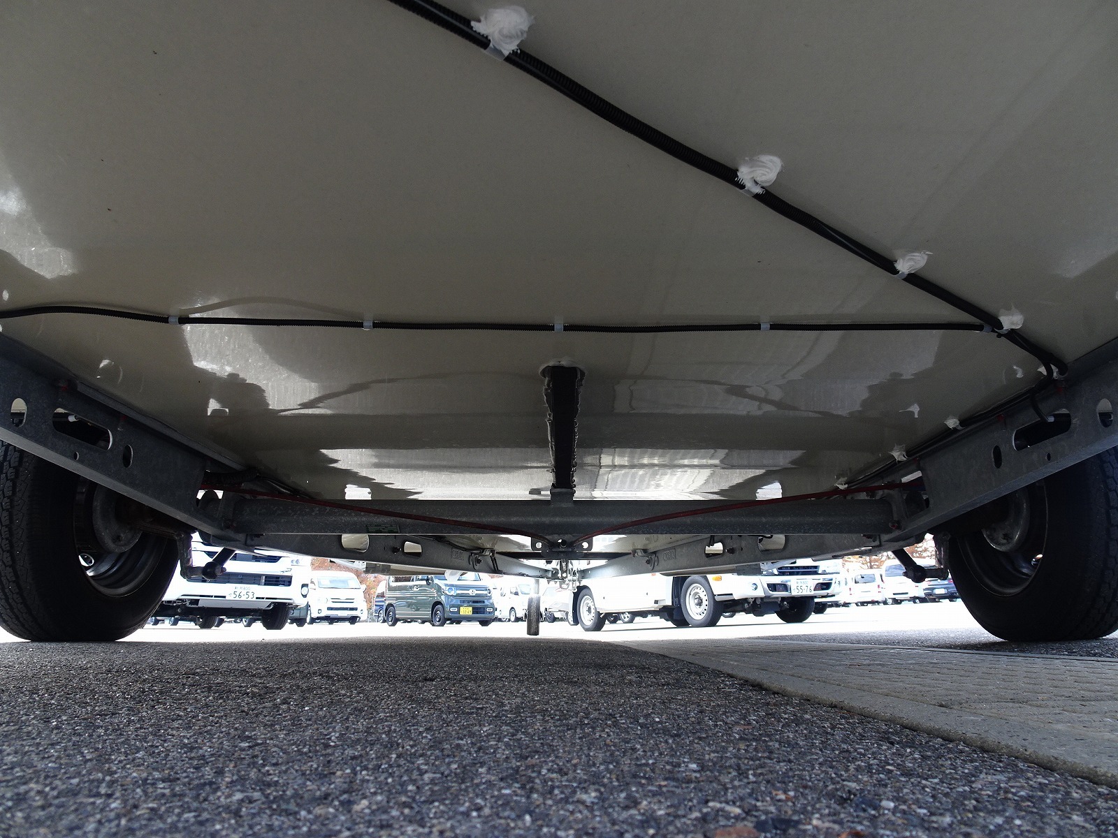 キャンピングカー トレーラー ｴｰｽｷｬﾗﾊﾞﾝ ｴｰｽ330DL FFﾋｰﾀｰ 窓AC