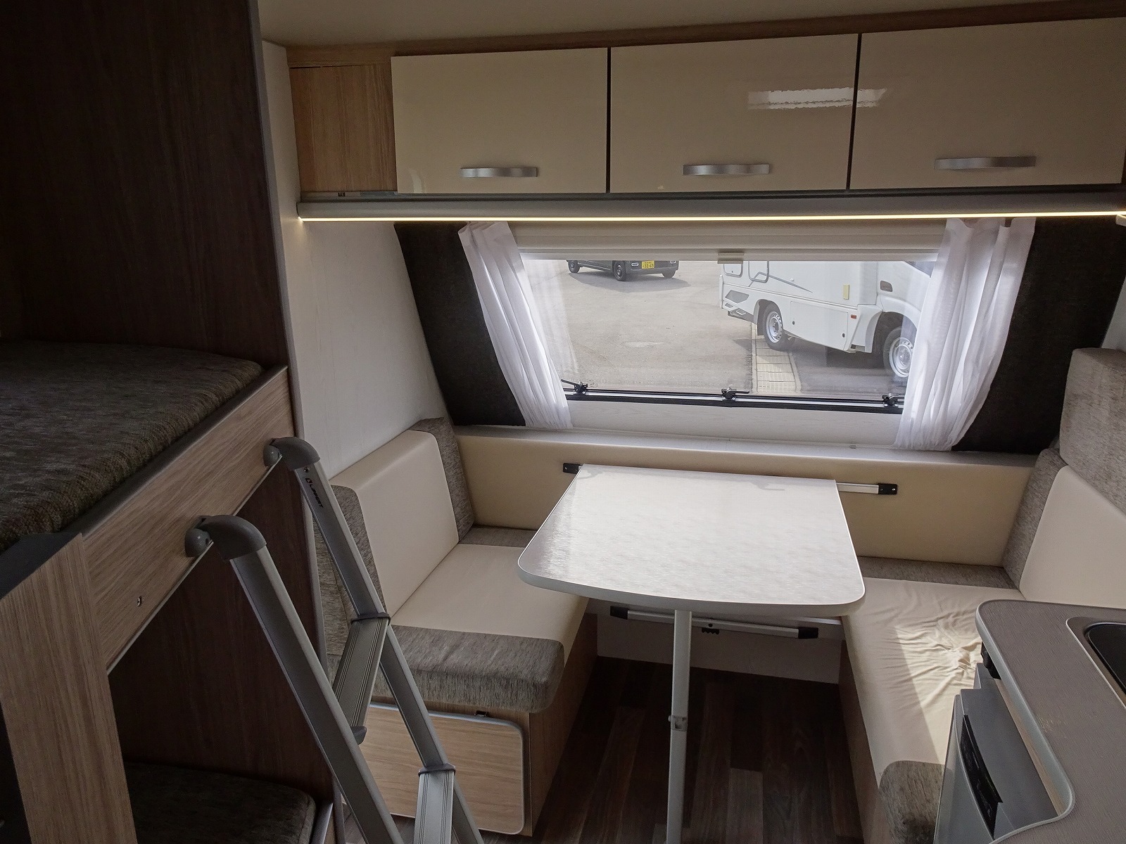 キャンピングカー トレーラー ｴｰｽｷｬﾗﾊﾞﾝ ｴｰｽ330DL FFﾋｰﾀｰ 窓AC