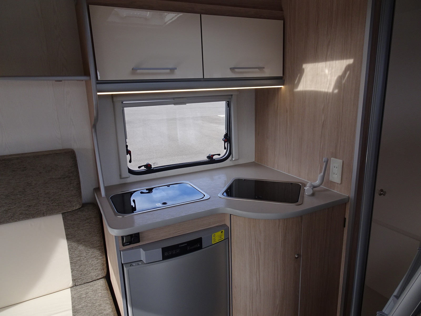 キャンピングカー トレーラー ｴｰｽｷｬﾗﾊﾞﾝ ｴｰｽ330DL FFﾋｰﾀｰ 窓AC