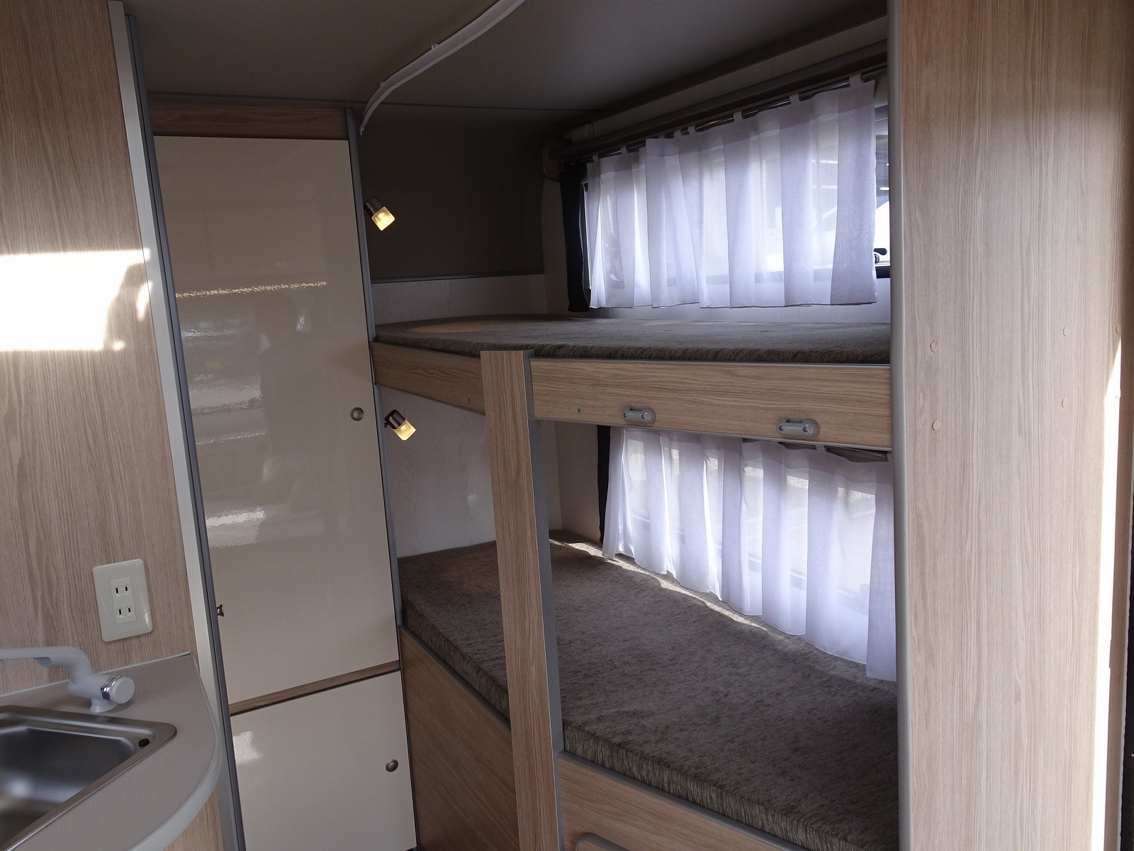 キャンピングカー トレーラー ｴｰｽｷｬﾗﾊﾞﾝ ｴｰｽ330DL FFﾋｰﾀｰ 窓AC