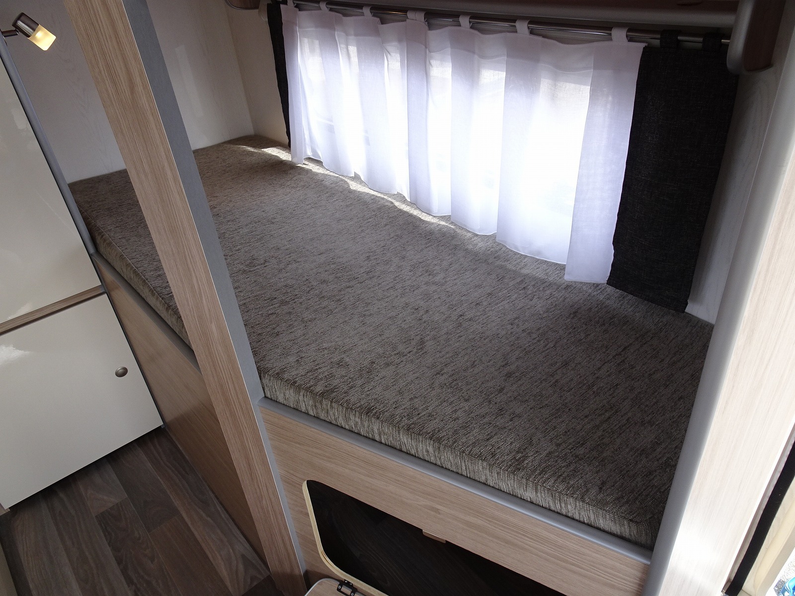 キャンピングカー トレーラー ｴｰｽｷｬﾗﾊﾞﾝ ｴｰｽ330DL FFﾋｰﾀｰ 窓AC