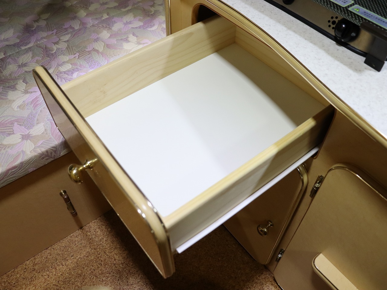 キャンピングカー バンコン ﾊｲｴｰｽ ｱﾙﾍﾟｼﾞｵ ﾘﾗｯｸｽ 4WD　FF