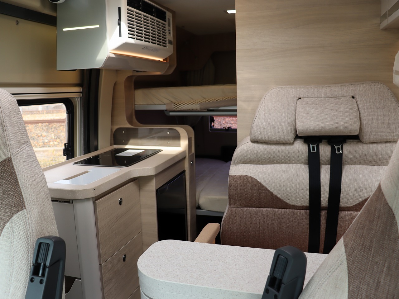 キャンピングカー バンコン ﾃﾞｭｶﾄ ﾛｰﾗｰﾁｰﾑ ﾘﾋﾞﾝｸﾞｽﾄｰﾝKJ 9AT