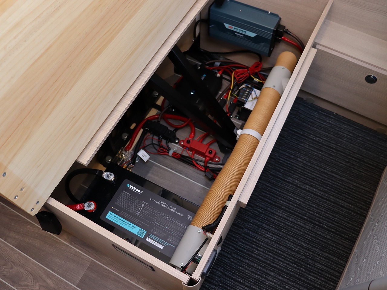 キャンピングカー バンコン ﾃﾞｭｶﾄ ﾛｰﾗｰﾁｰﾑ ﾘﾋﾞﾝｸﾞｽﾄｰﾝKJ 9AT