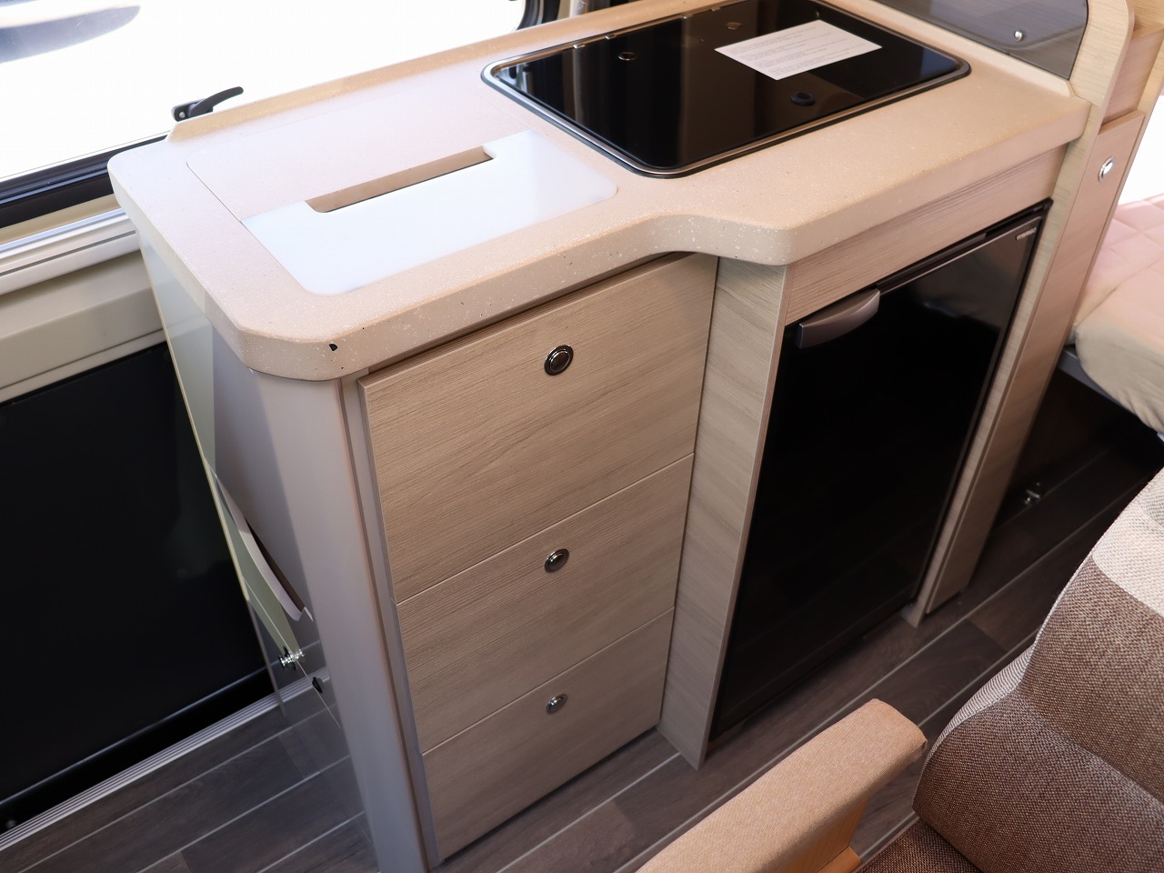 キャンピングカー バンコン ﾃﾞｭｶﾄ ﾛｰﾗｰﾁｰﾑ ﾘﾋﾞﾝｸﾞｽﾄｰﾝKJ 9AT