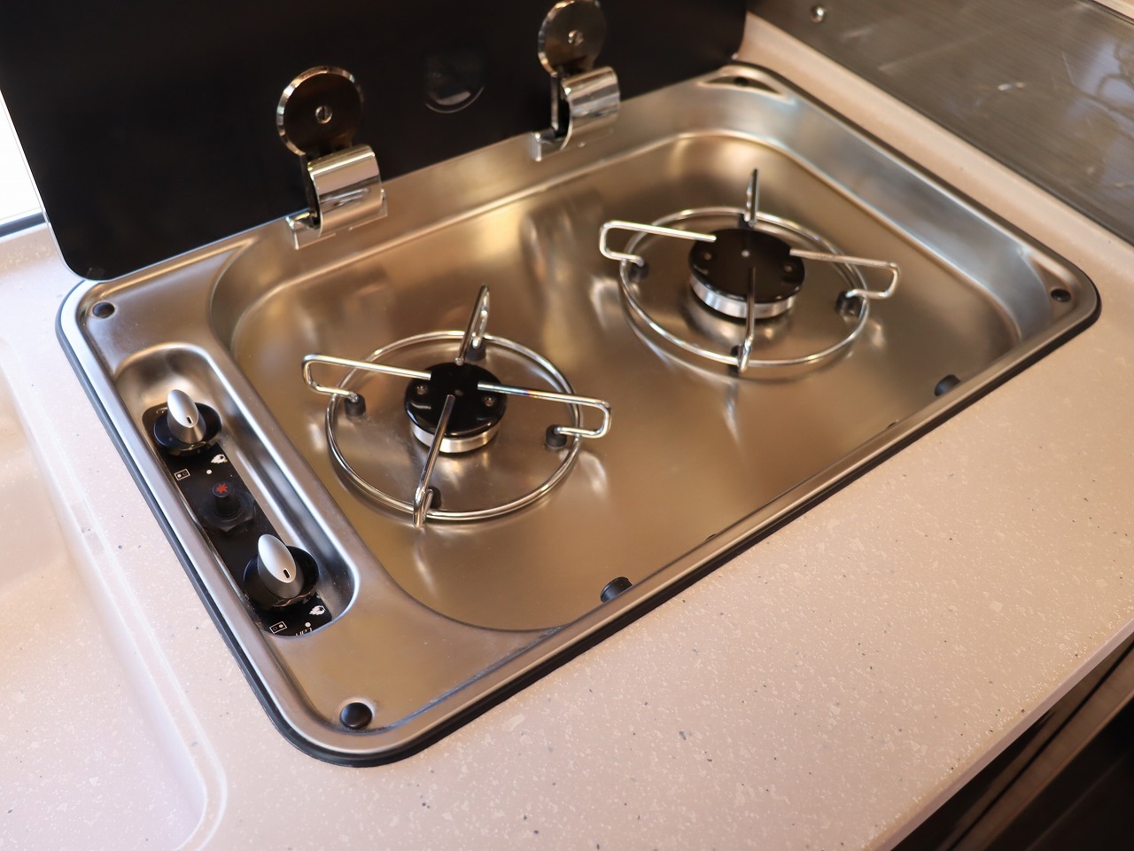 キャンピングカー バンコン ﾃﾞｭｶﾄ ﾛｰﾗｰﾁｰﾑ ﾘﾋﾞﾝｸﾞｽﾄｰﾝKJ 9AT