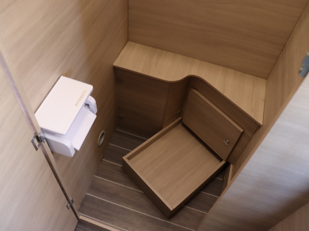 キャンピングカー バンコン ﾃﾞｭｶﾄ ﾛｰﾗｰﾁｰﾑ ﾘﾋﾞﾝｸﾞｽﾄｰﾝKJ 9AT