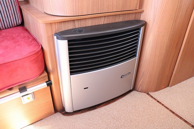 キャンピングカー トレーラー ﾊｲﾏｰ ｴﾘﾊﾞﾂｰﾘﾝｸﾞ320GT　けん引免許不要