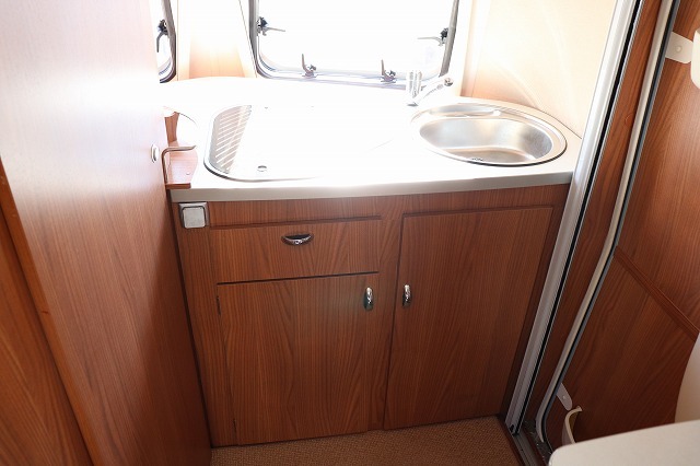 キャンピングカー トレーラー ﾊｲﾏｰ ｴﾘﾊﾞﾂｰﾘﾝｸﾞ320GT　けん引免許不要