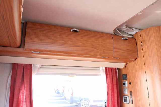 キャンピングカー トレーラー ﾊｲﾏｰ ｴﾘﾊﾞﾂｰﾘﾝｸﾞ320GT　けん引免許不要