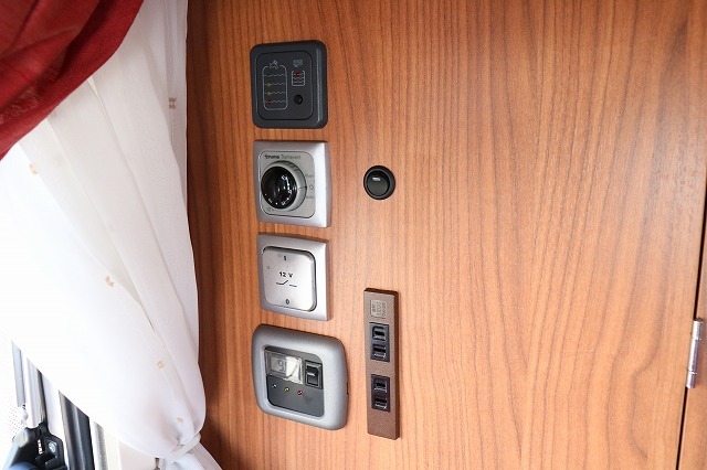 キャンピングカー トレーラー ﾊｲﾏｰ ｴﾘﾊﾞﾂｰﾘﾝｸﾞ320GT　けん引免許不要