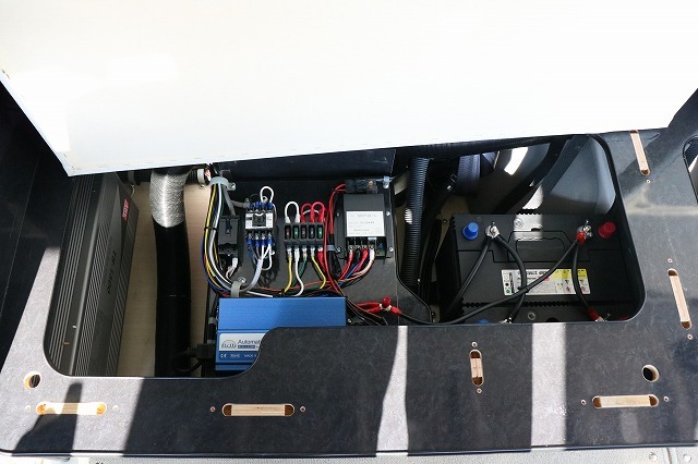 キャンピングカー バンコン NV350ｷｬﾗﾊﾞﾝ　FOCS ｼｴｽﾀ　4WD