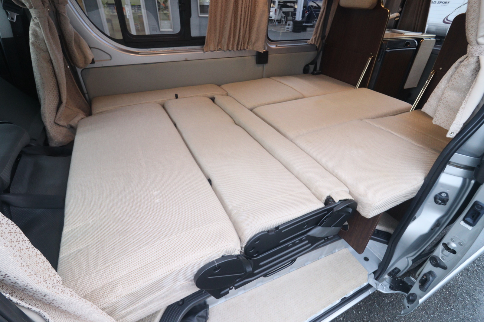 キャンピングカー バンコン ﾊｲｴｰｽ RVﾄﾗｽﾄ ﾛｲﾔﾙJ