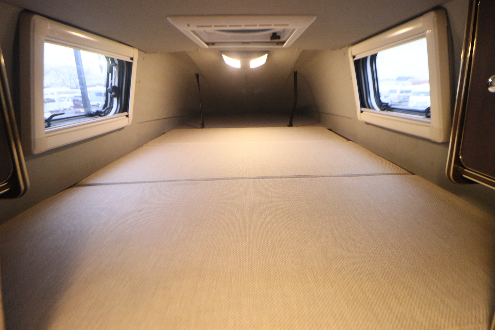 キャンピングカー バンコン ﾊｲｴｰｽ RVﾄﾗｽﾄ ﾛｲﾔﾙJ