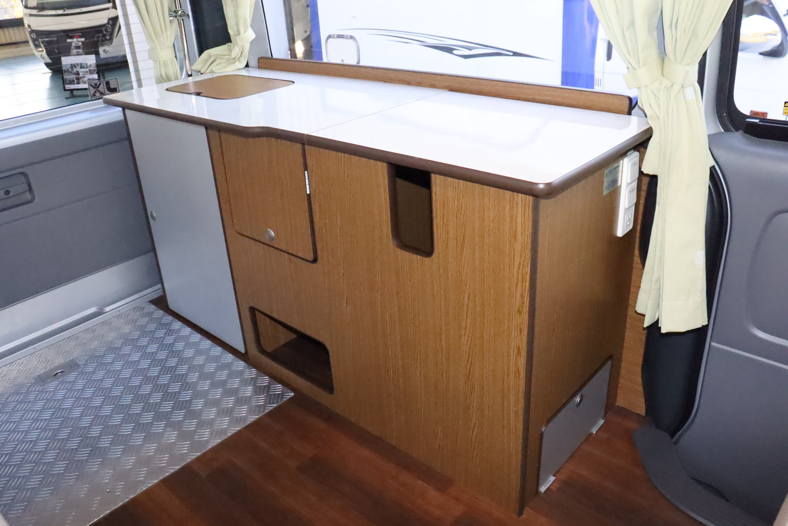 キャンピングカー バンコン ﾊｲｴｰｽ ｱﾈｯｸｽ ｽﾄﾘｰﾄ