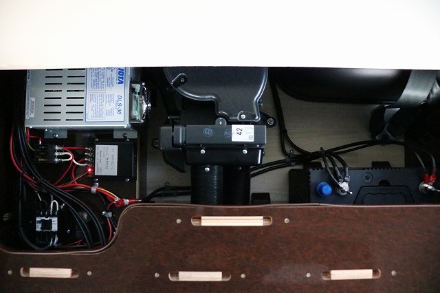 キャンピングカー バンコン ﾊｲｴｰｽ FOCS DSﾌﾟﾚﾐｱﾑ 4WD