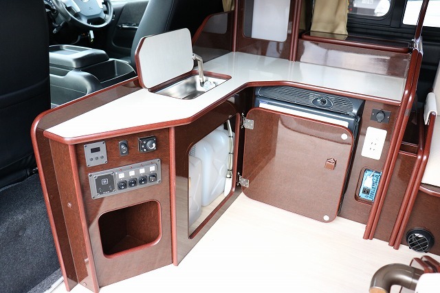 キャンピングカー バンコン ﾊｲｴｰｽ FOCS DSﾌﾟﾚﾐｱﾑ 4WD