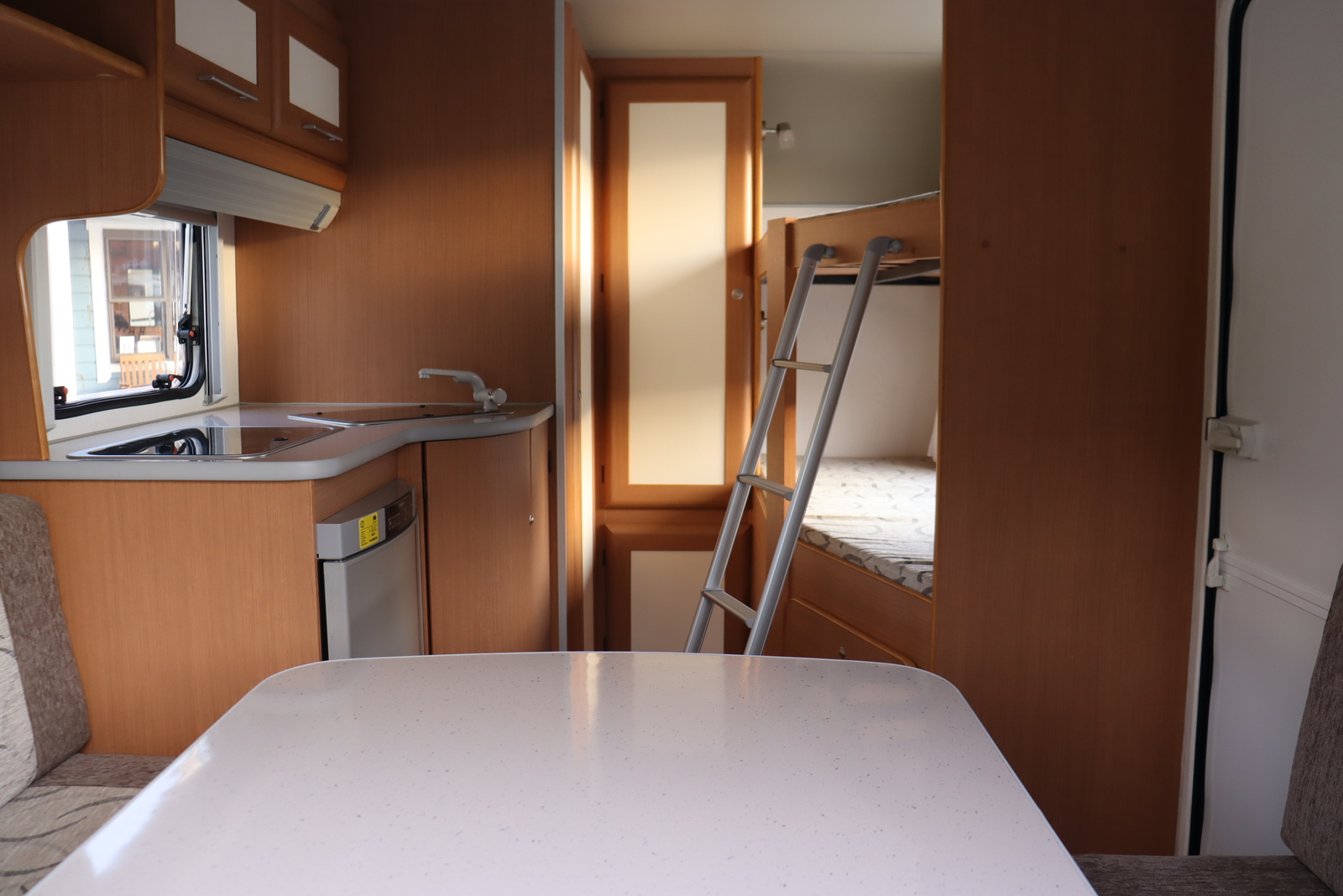 キャンピングカー トレーラー ｴｰｽｷｬﾗﾊﾞﾝ ｴｰｽ330DL