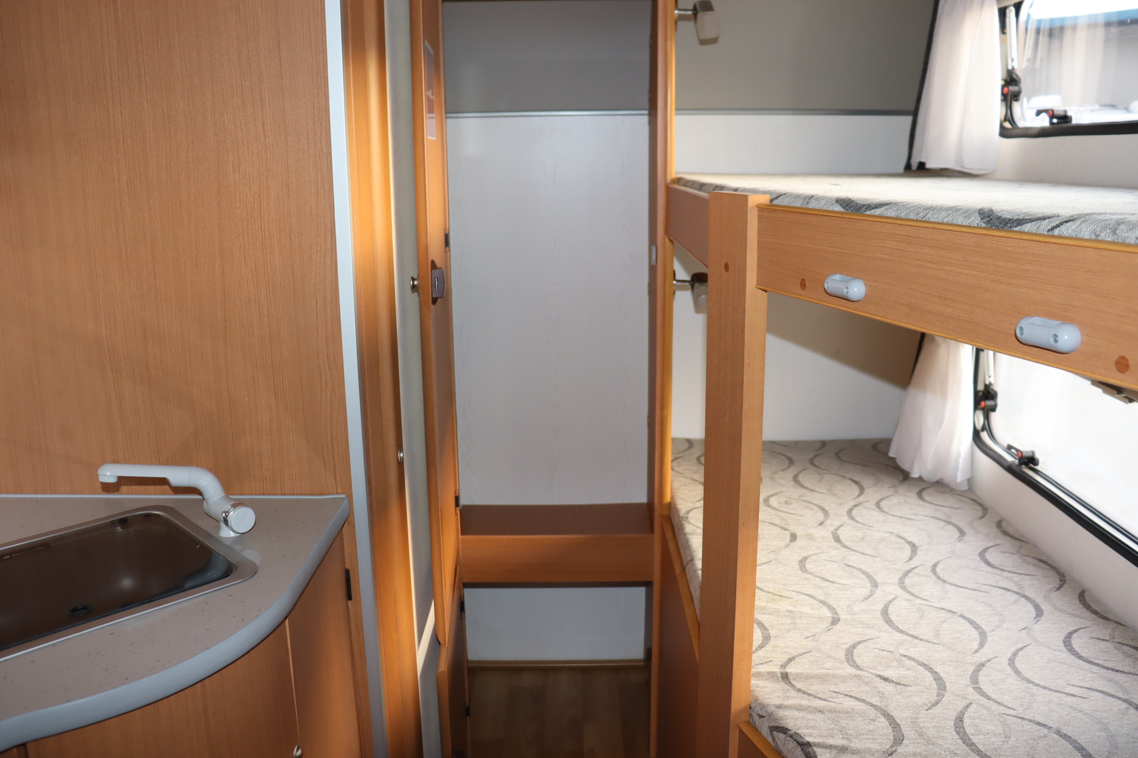 キャンピングカー トレーラー ｴｰｽｷｬﾗﾊﾞﾝ ｴｰｽ330DL