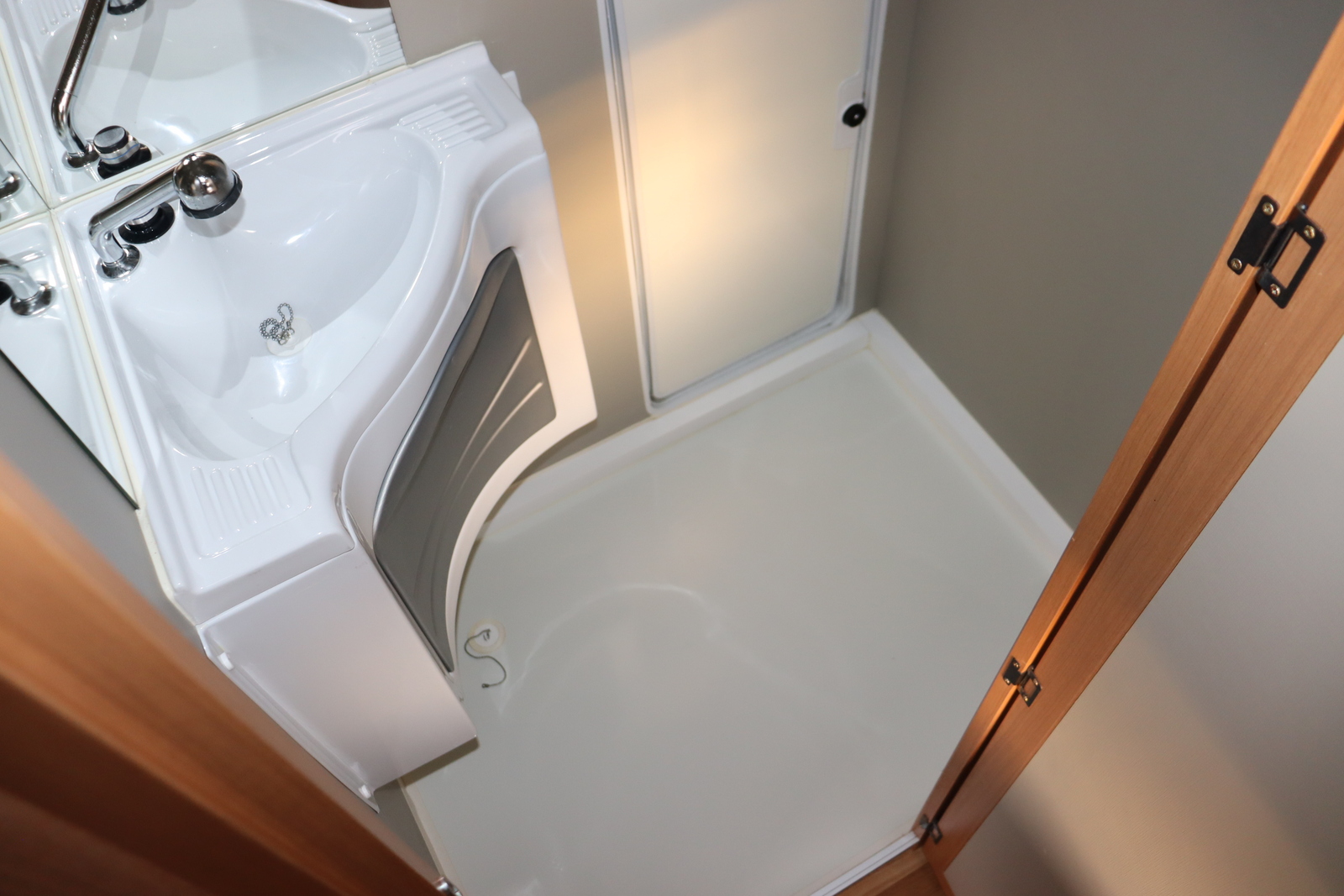 キャンピングカー トレーラー ｴｰｽｷｬﾗﾊﾞﾝ ｴｰｽ330DL