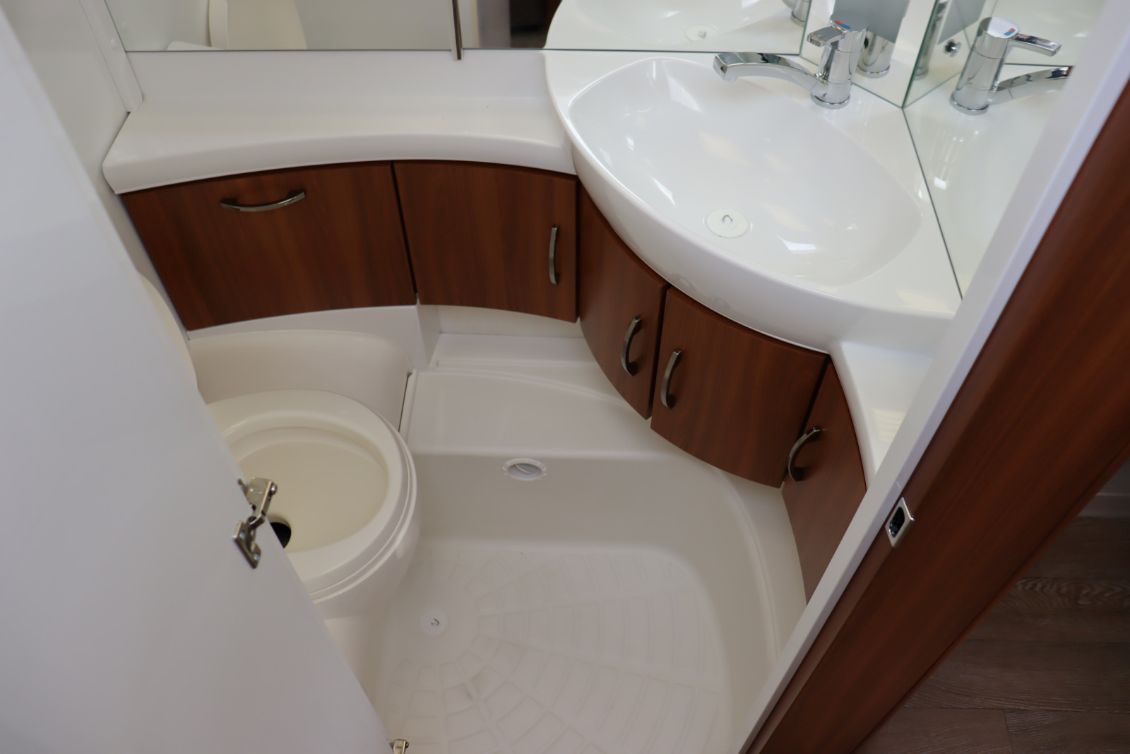 キャンピングカー トレーラー ﾎﾋﾞｰ 540ULｴｸｾﾚﾝﾄ　家庭用ｴｱｺﾝ