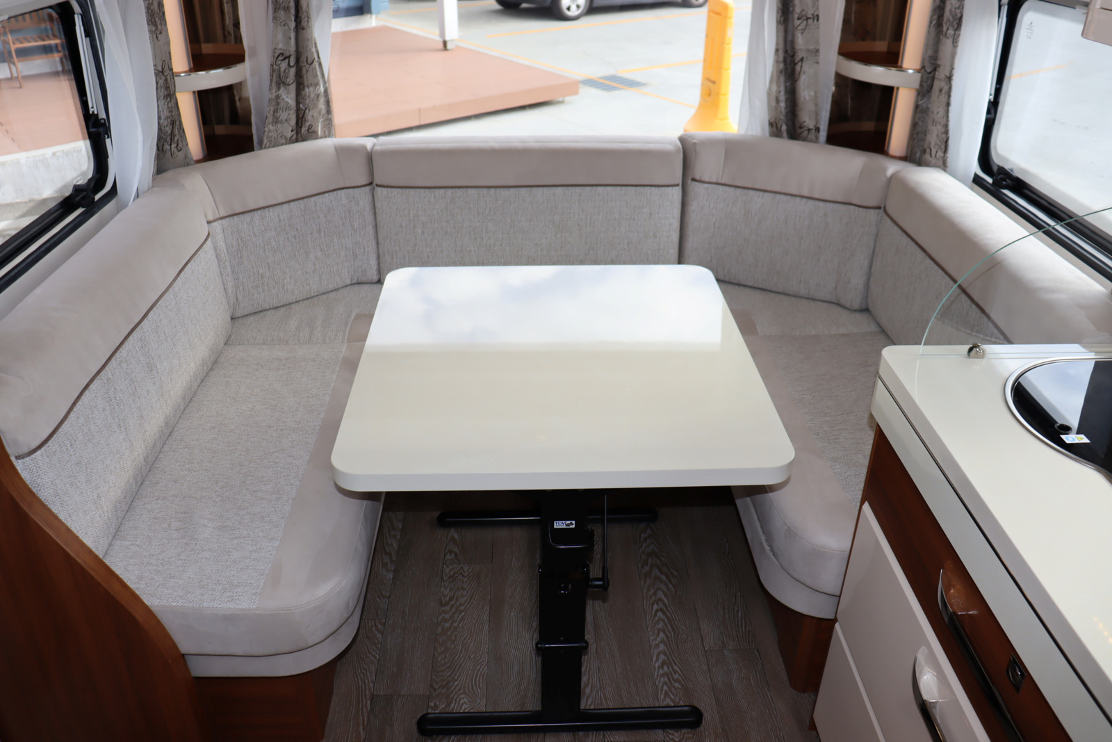 キャンピングカー トレーラー ﾎﾋﾞｰ 540ULｴｸｾﾚﾝﾄ　家庭用ｴｱｺﾝ