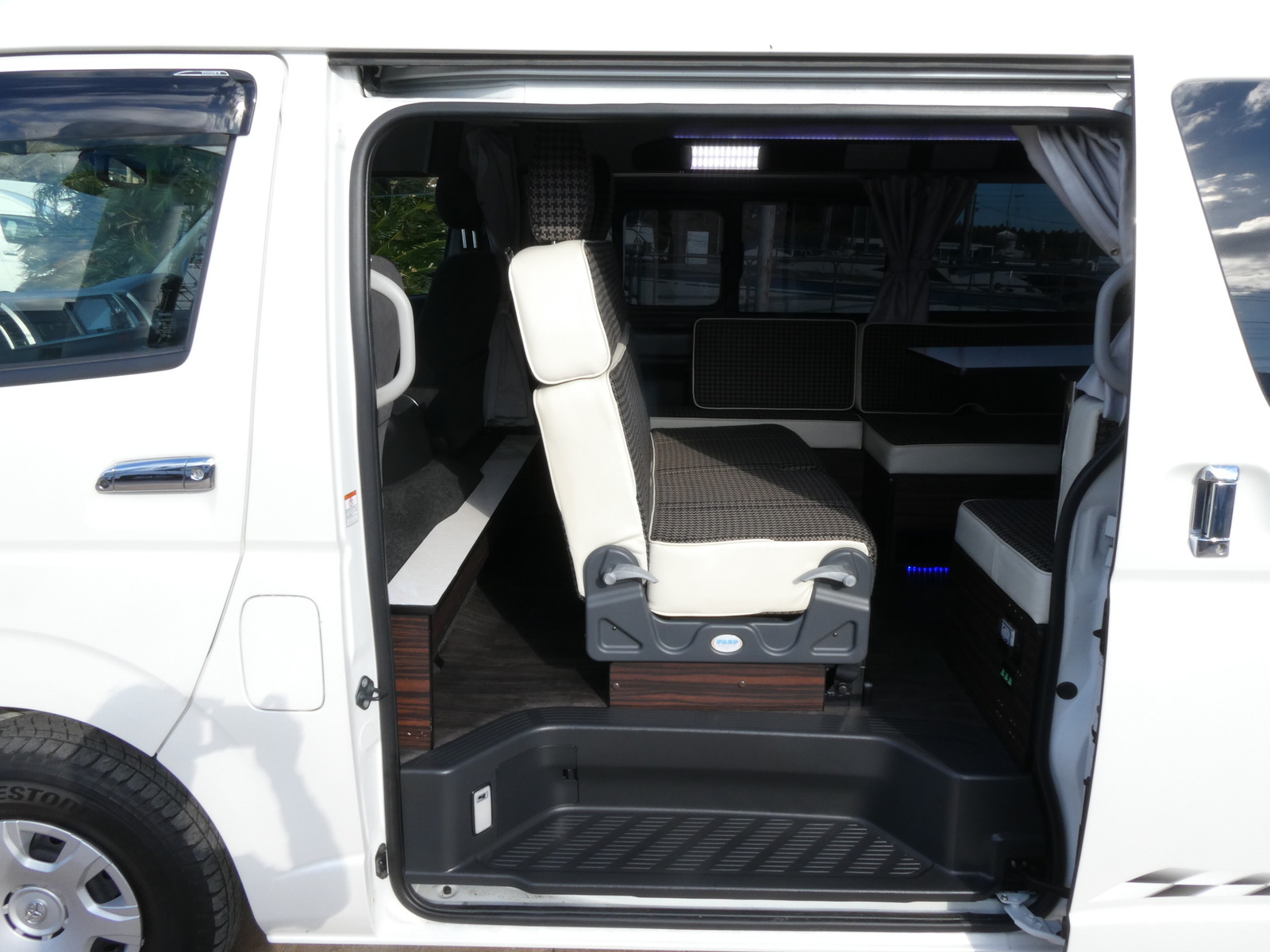 キャンピングカー バンコン ﾊｲｴｰｽ 東和 ﾂｪﾙﾄWG 4WD