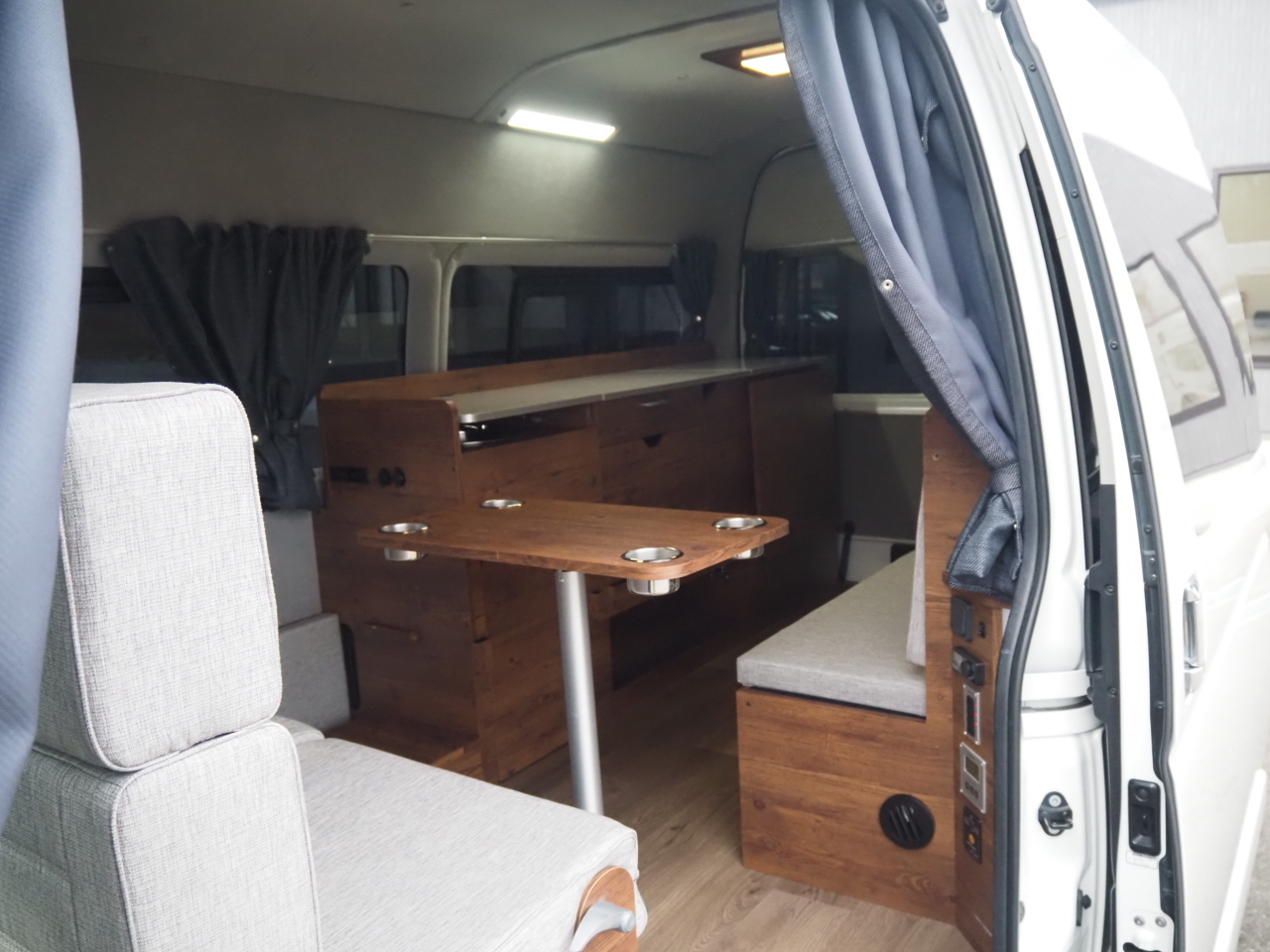 キャンピングカー バンコン ﾊｲｴｰｽ ﾌﾚｯｸｽ ｱｰﾊﾞﾝﾜｲﾙﾄﾞ 4WD