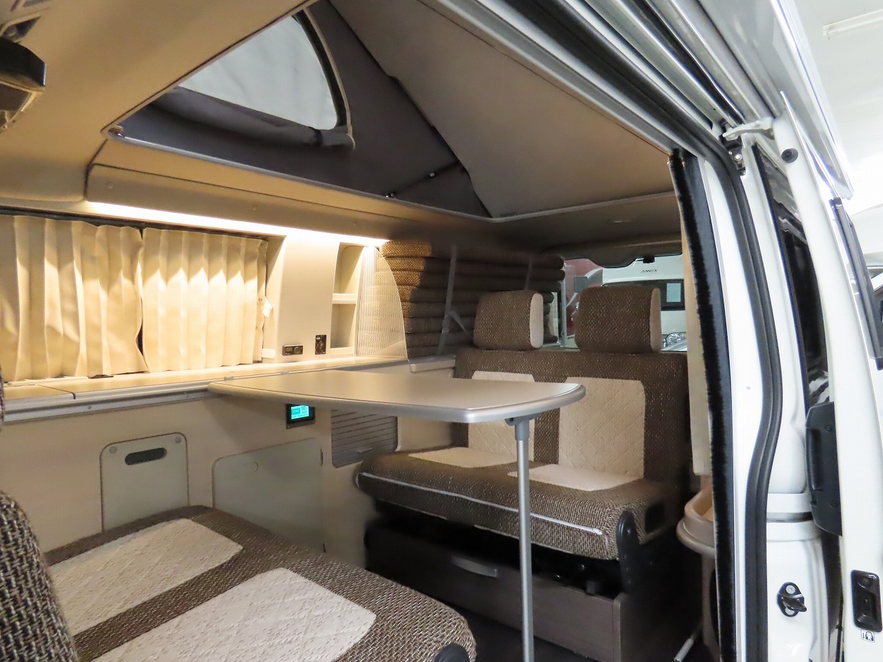 キャンピングカー バンコン ﾊｲｴｰｽ ﾎﾜｲﾄﾊｳｽ製　ｺﾝﾊﾟｽﾋﾞｯﾂ 4WD