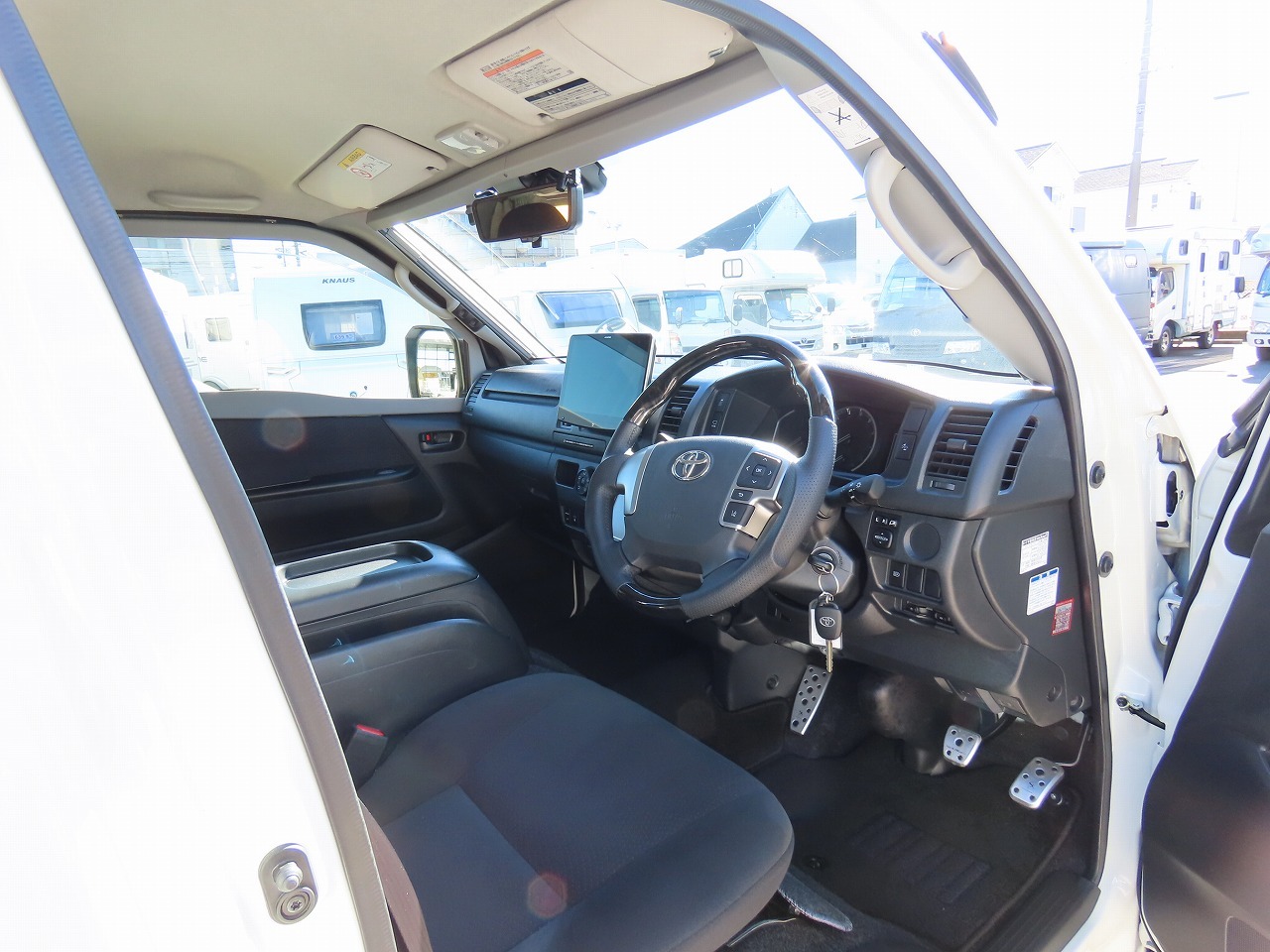 キャンピングカー バンコン ﾊｲｴｰｽ ﾎﾜｲﾄﾊｳｽ製　ｺﾝﾊﾟｽﾋﾞｯﾂ 4WD