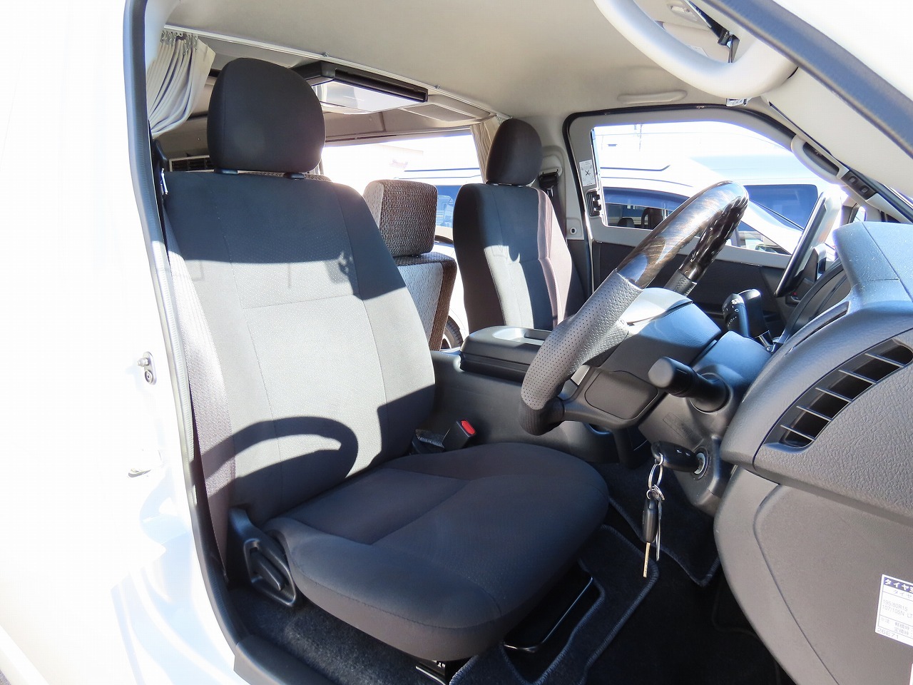 キャンピングカー バンコン ﾊｲｴｰｽ ﾎﾜｲﾄﾊｳｽ製　ｺﾝﾊﾟｽﾋﾞｯﾂ 4WD