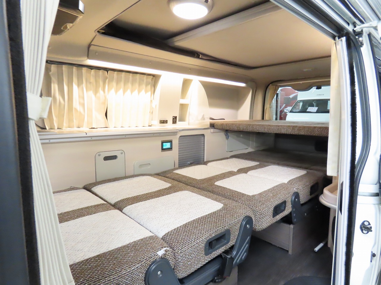 キャンピングカー バンコン ﾊｲｴｰｽ ﾎﾜｲﾄﾊｳｽ製　ｺﾝﾊﾟｽﾋﾞｯﾂ 4WD