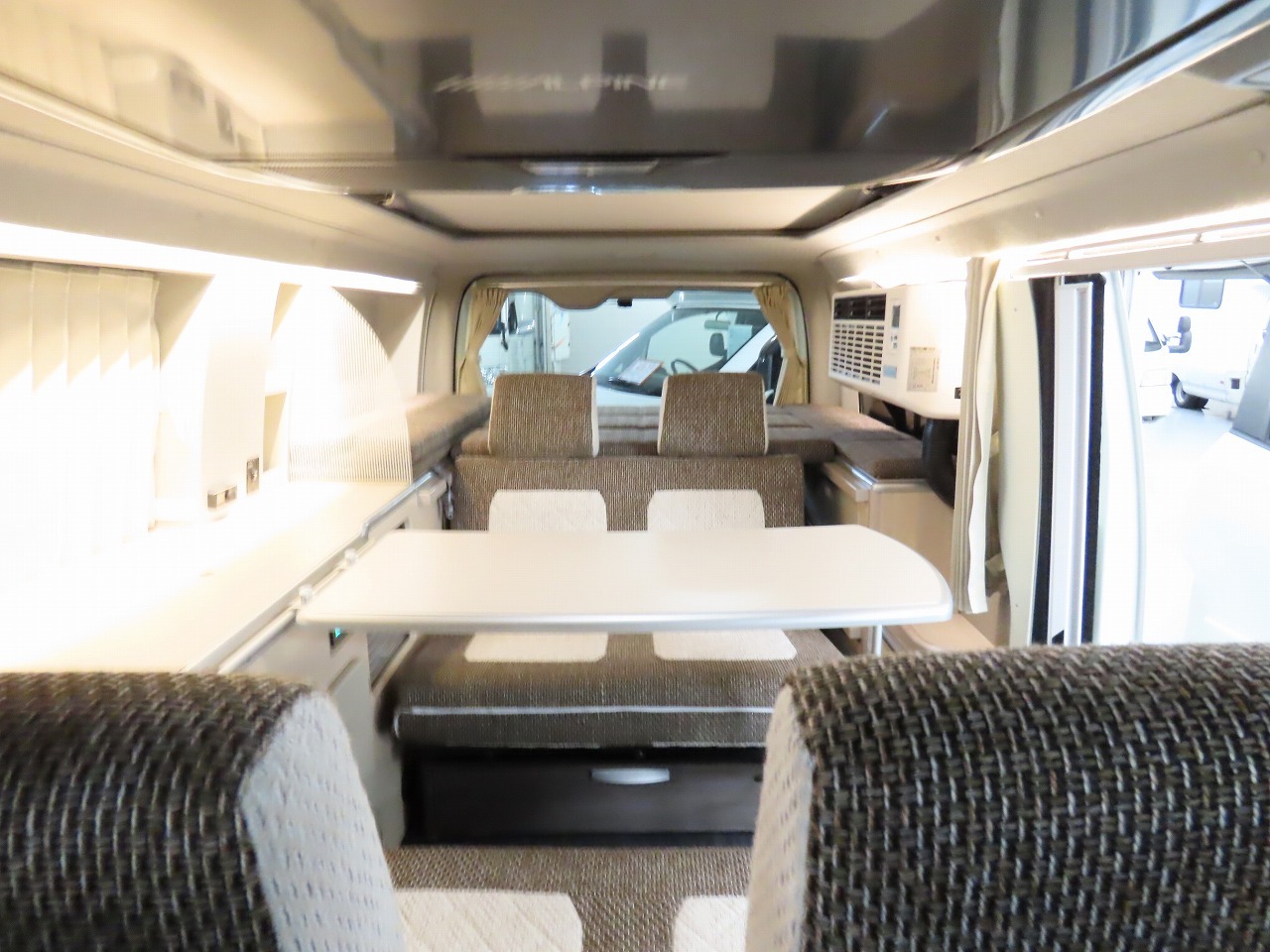 キャンピングカー バンコン ﾊｲｴｰｽ ﾎﾜｲﾄﾊｳｽ製　ｺﾝﾊﾟｽﾋﾞｯﾂ 4WD