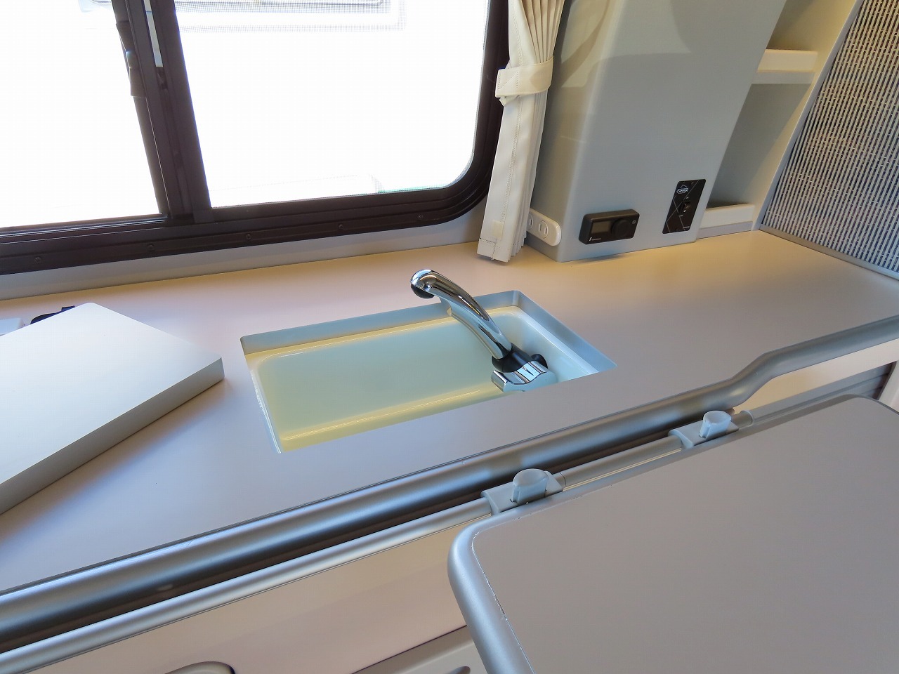 キャンピングカー バンコン ﾊｲｴｰｽ ﾎﾜｲﾄﾊｳｽ製　ｺﾝﾊﾟｽﾋﾞｯﾂ 4WD