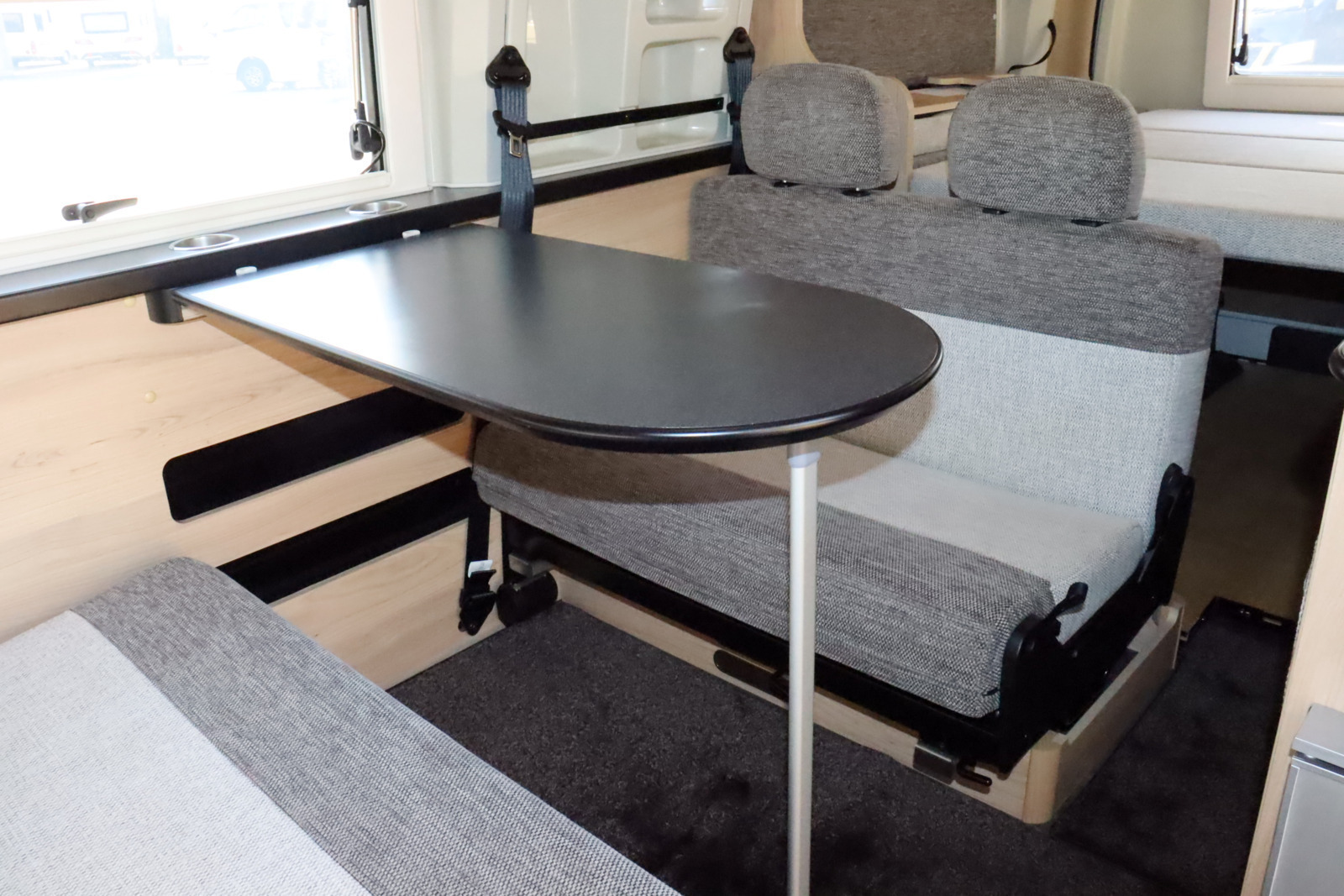 キャンピングカー バンコン ﾊｲｴｰｽ ﾃﾞﾙﾀﾘﾝｸ ﾀﾞｰｳｨﾝQ3