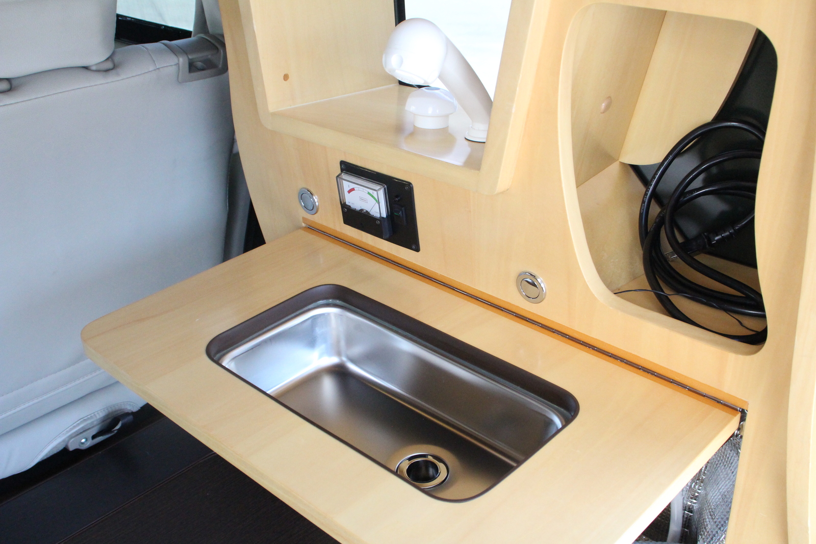 キャンピングカー 軽キャンパー ｴﾌﾞﾘｲ ｵｰﾄﾜﾝ 給電くん