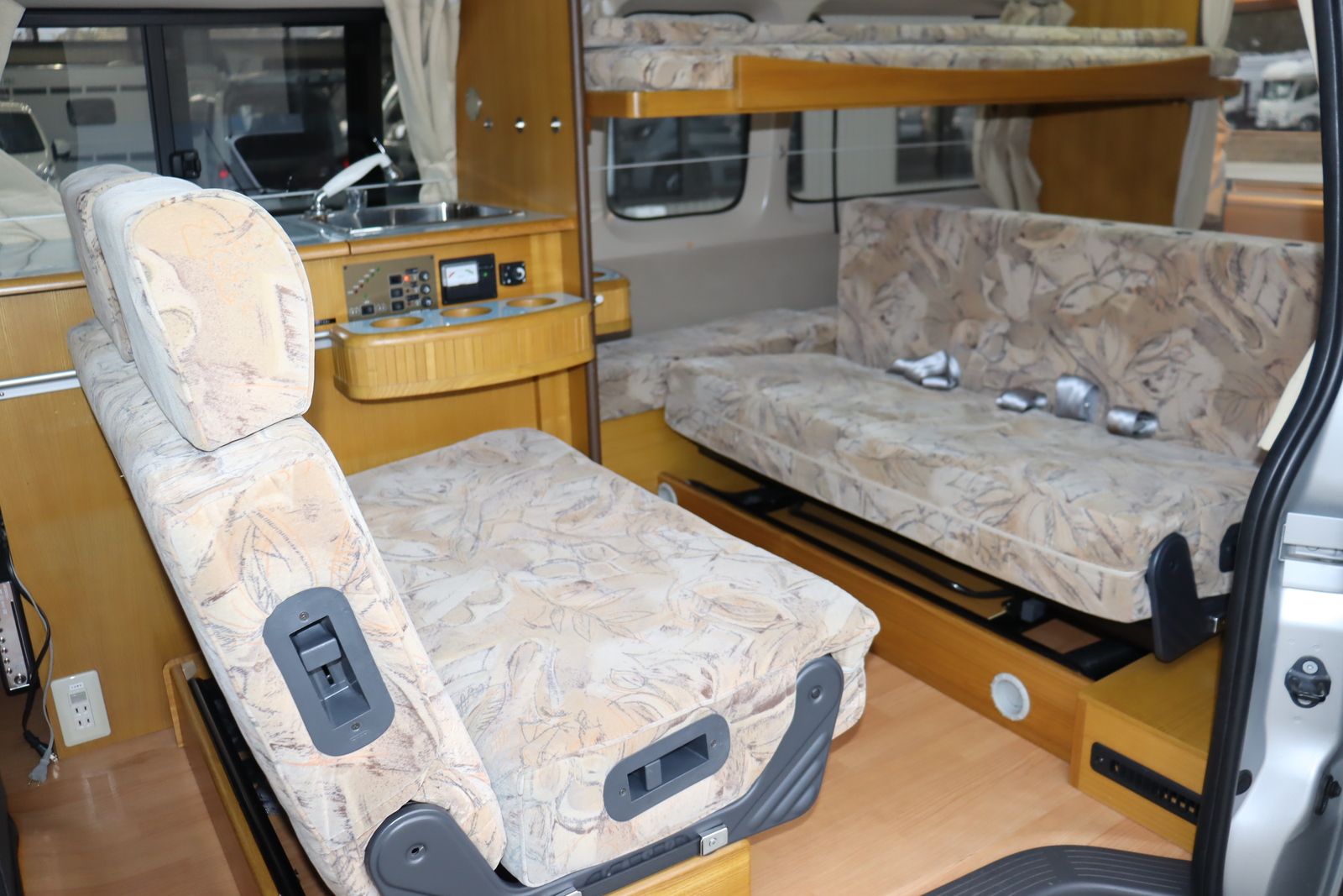 キャンピングカー バンコン ﾚｼﾞｱｽｴｰｽ ﾅｯﾂRV ﾗﾃﾞｨｯｼｭ