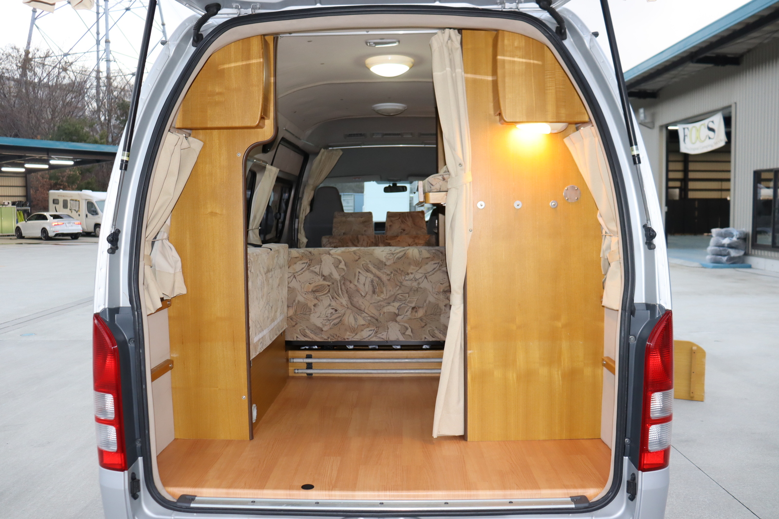 キャンピングカー バンコン ﾚｼﾞｱｽｴｰｽ ﾅｯﾂRV ﾗﾃﾞｨｯｼｭ