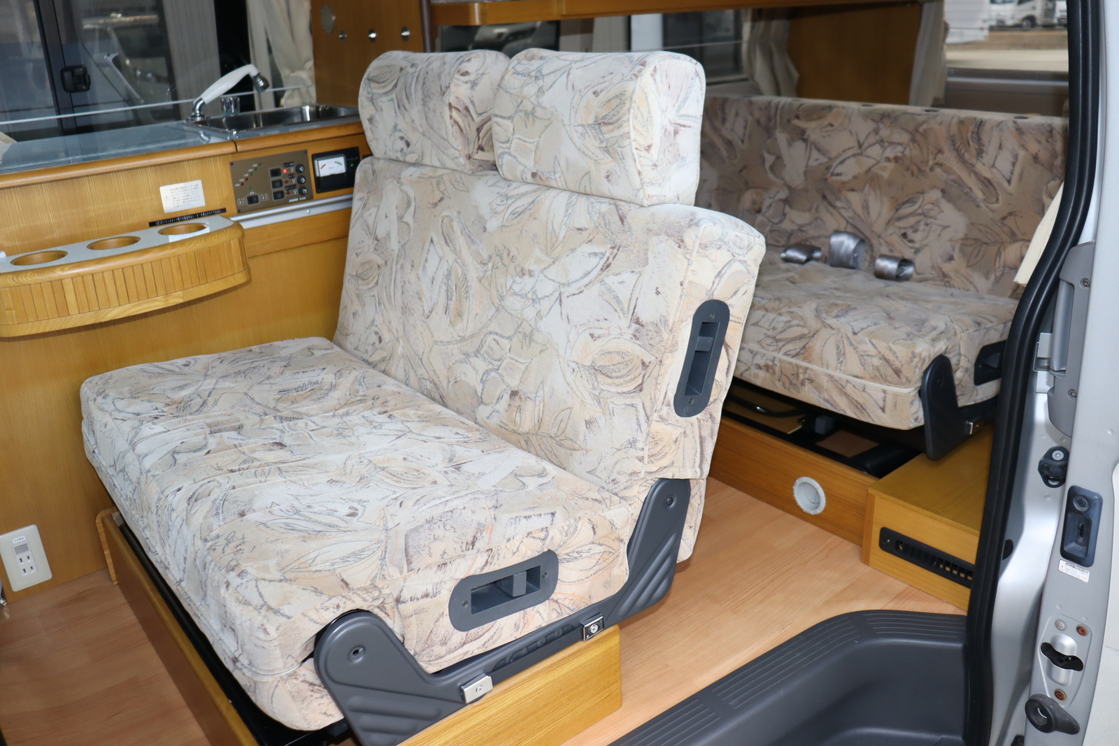 キャンピングカー バンコン ﾚｼﾞｱｽｴｰｽ ﾅｯﾂRV ﾗﾃﾞｨｯｼｭ