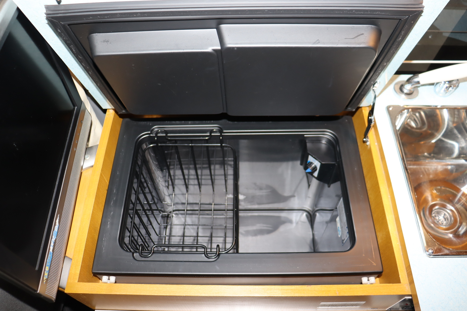 キャンピングカー バンコン ﾚｼﾞｱｽｴｰｽ ﾅｯﾂRV ﾗﾃﾞｨｯｼｭ