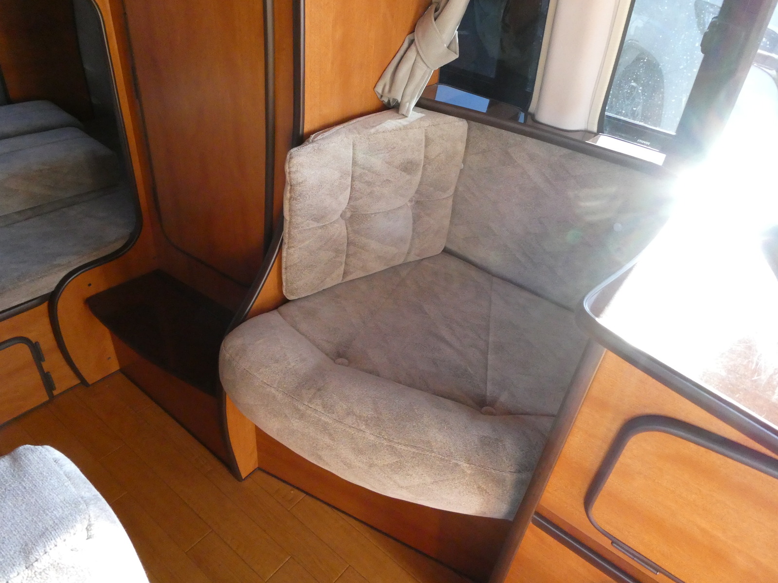 キャンピングカー バンコン RVﾋﾞｯｸﾌｯﾄ　ｲﾚｰﾈ　ﾏｯｸｽﾌｧﾝ　ｵｰﾆﾝｸﾞ